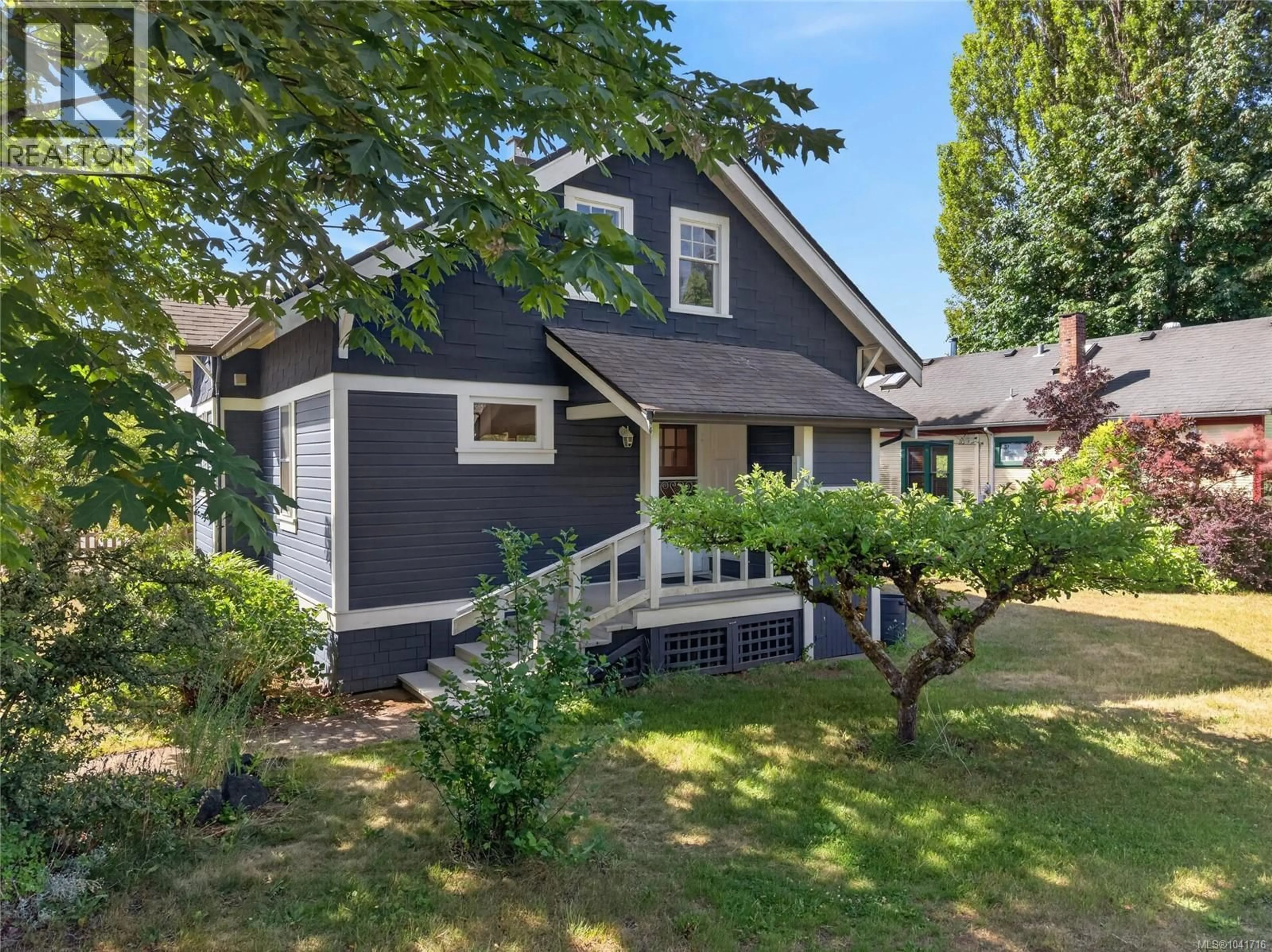 Home with vinyl exterior material, street for 307 3RD STREET, Courtenay British Columbia V9N1E3