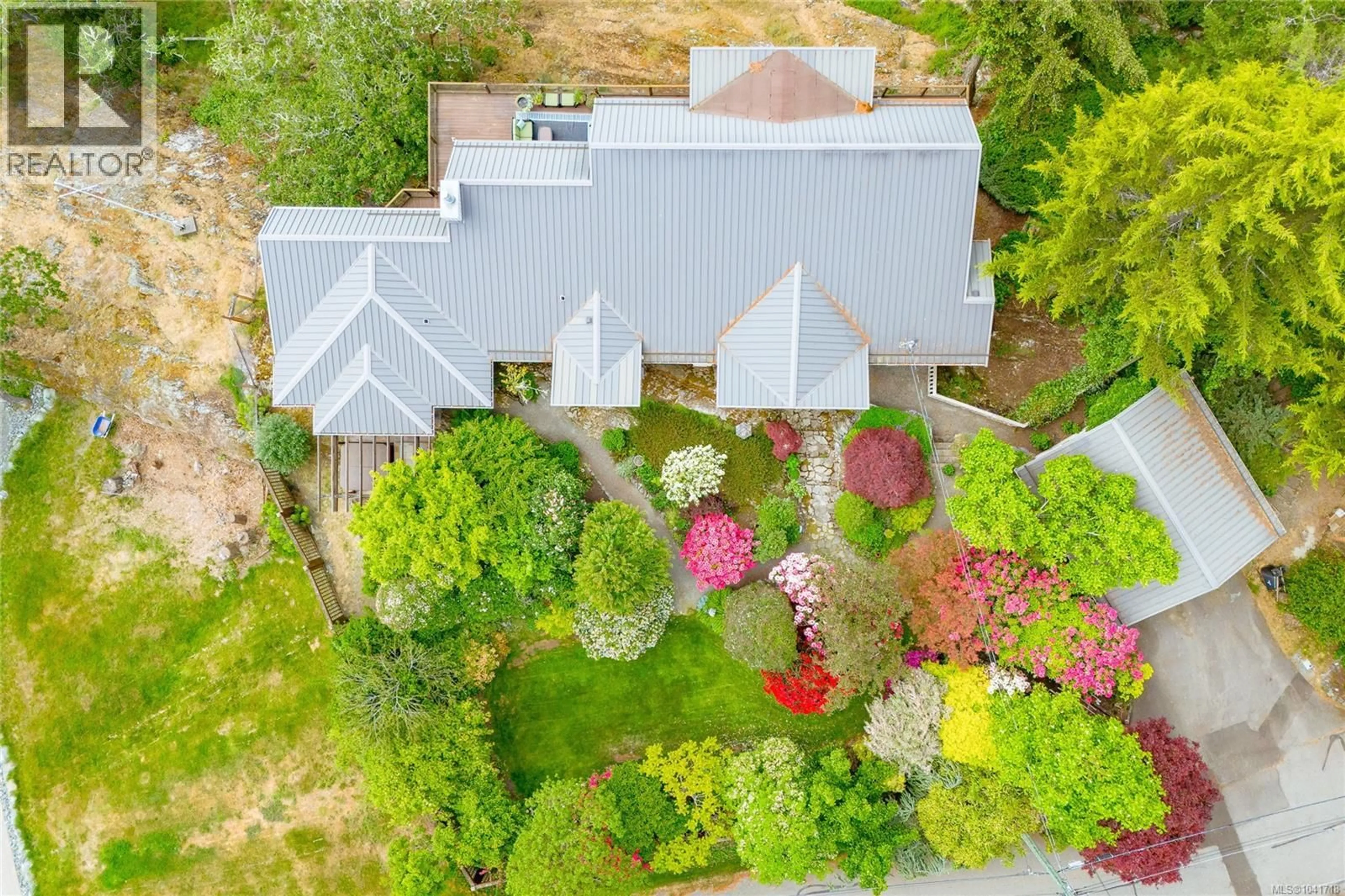 A pic from outside/outdoor area/front of a property/back of a property/a pic from drone, street for 526 BAYVIEW PLACE, Duncan British Columbia V9L5X7