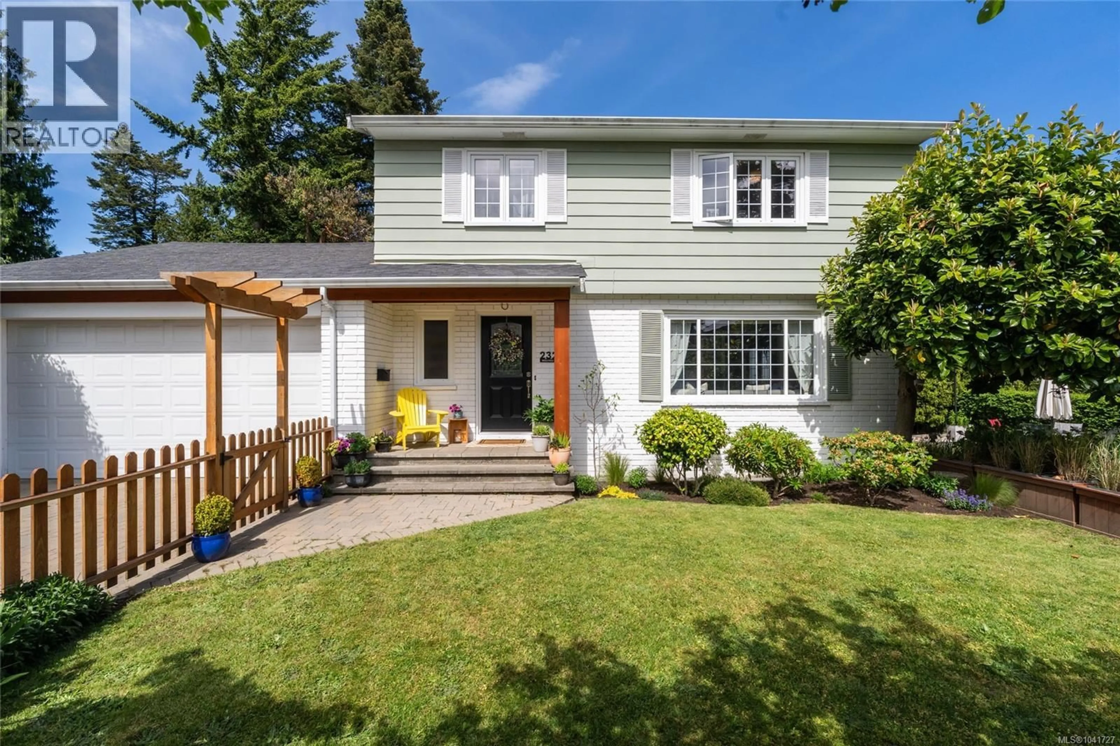 Home with vinyl exterior material, street for 2320 HOLLYHILL PLACE, Saanich British Columbia V8N1T9
