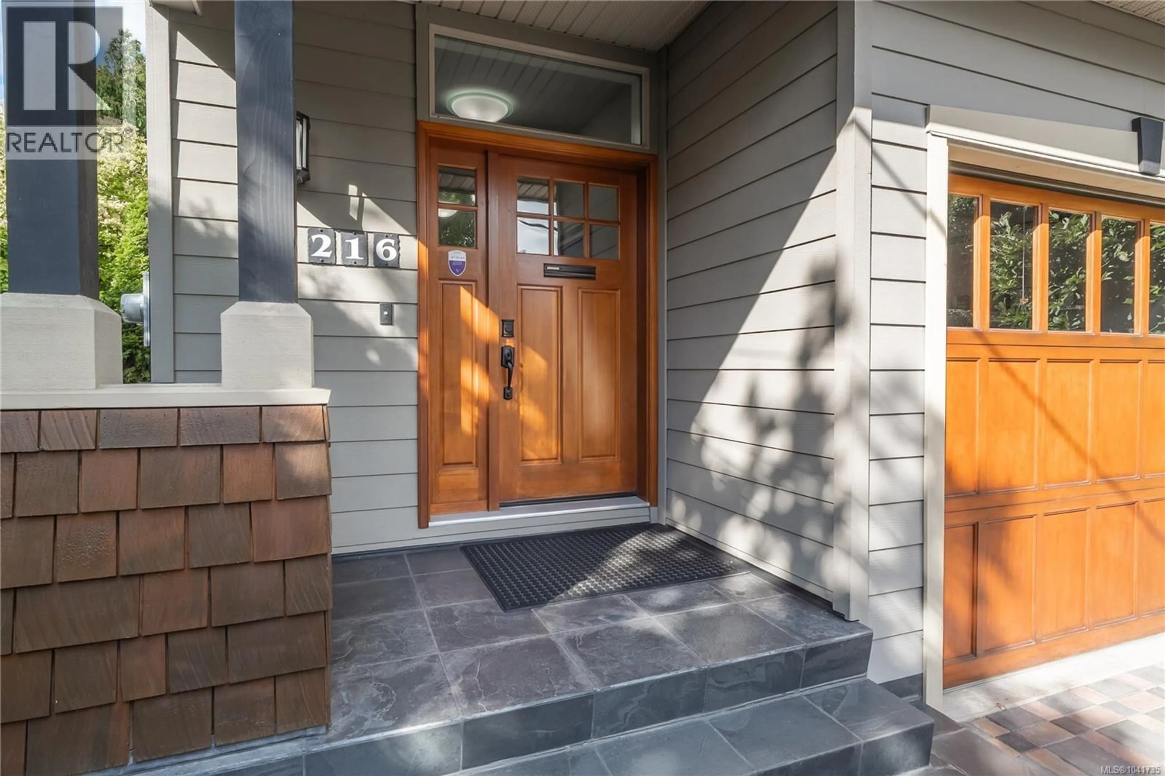 Indoor entryway for 216 SUPERIOR STREET, Victoria British Columbia V8V1T3