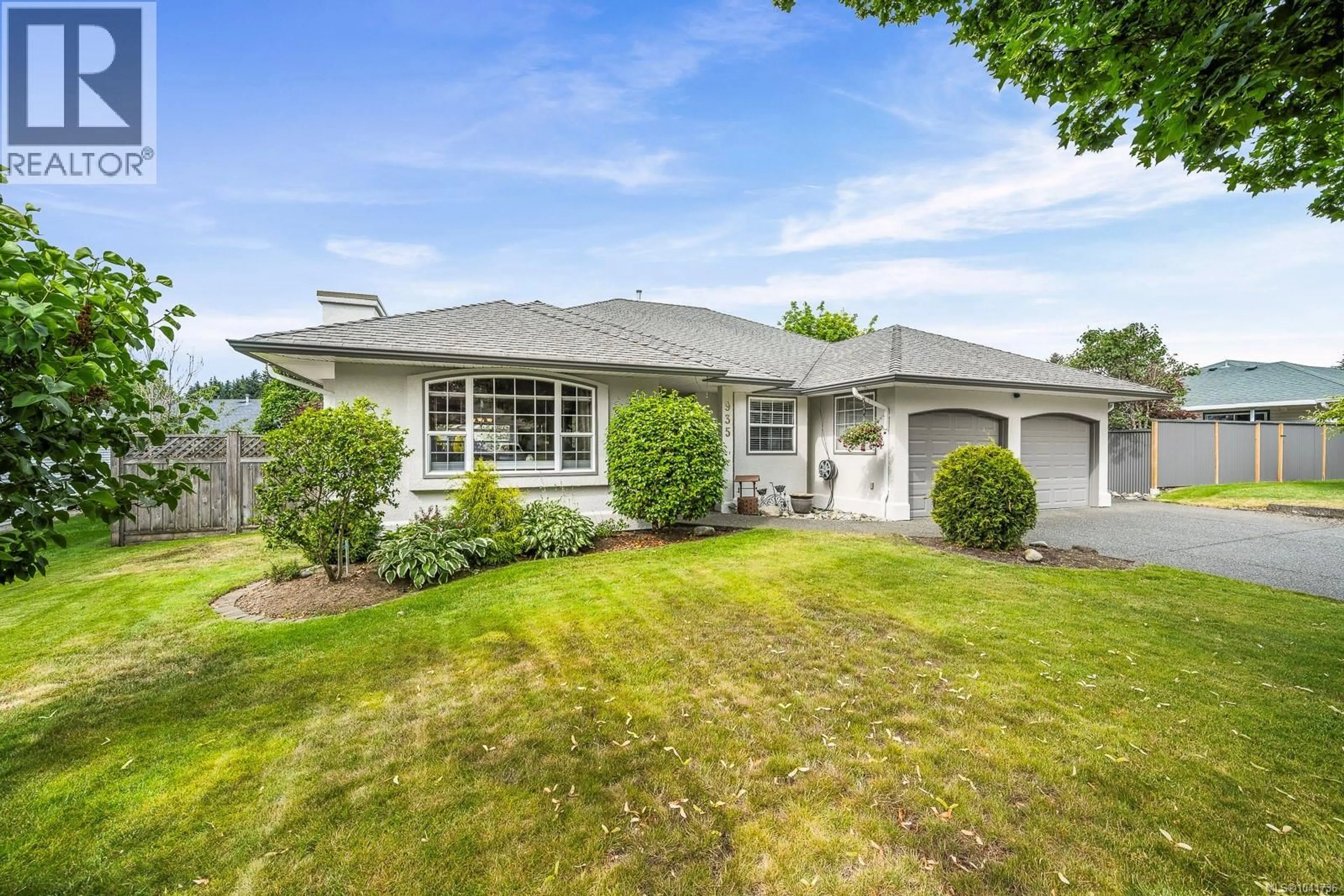Home with vinyl exterior material, street for 935 ELKHORN AVENUE, Courtenay British Columbia V9N8Z2