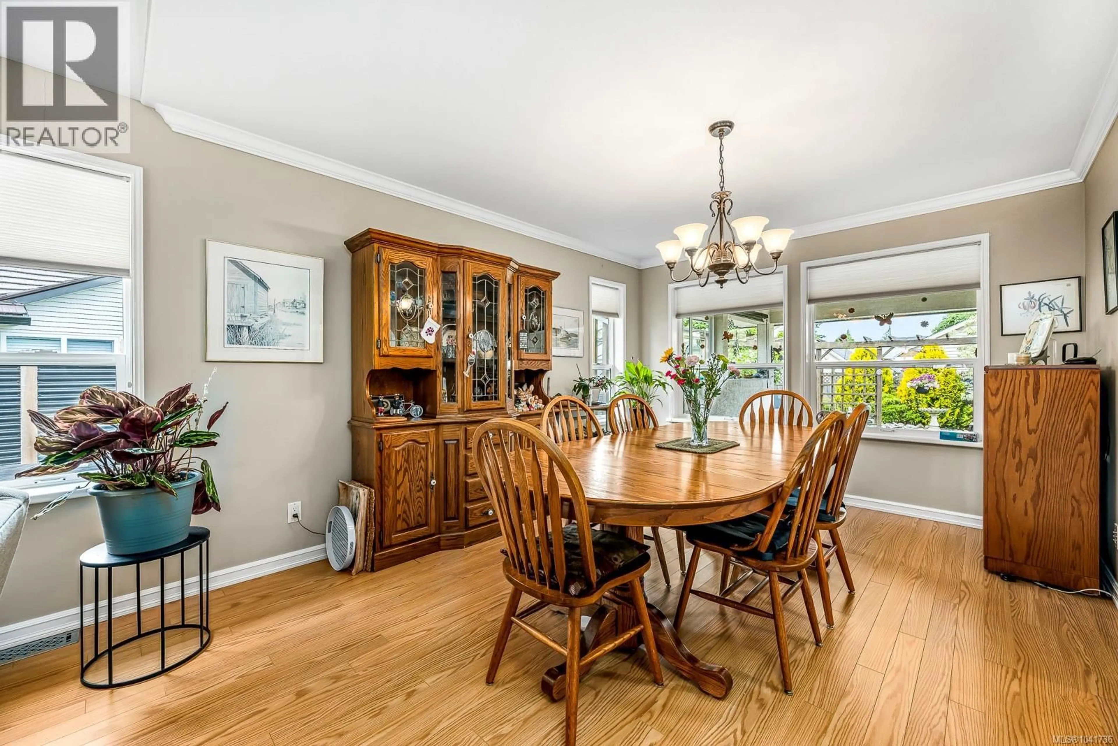 Dining room, wood/laminate floor for 935 ELKHORN AVENUE, Courtenay British Columbia V9N8Z2