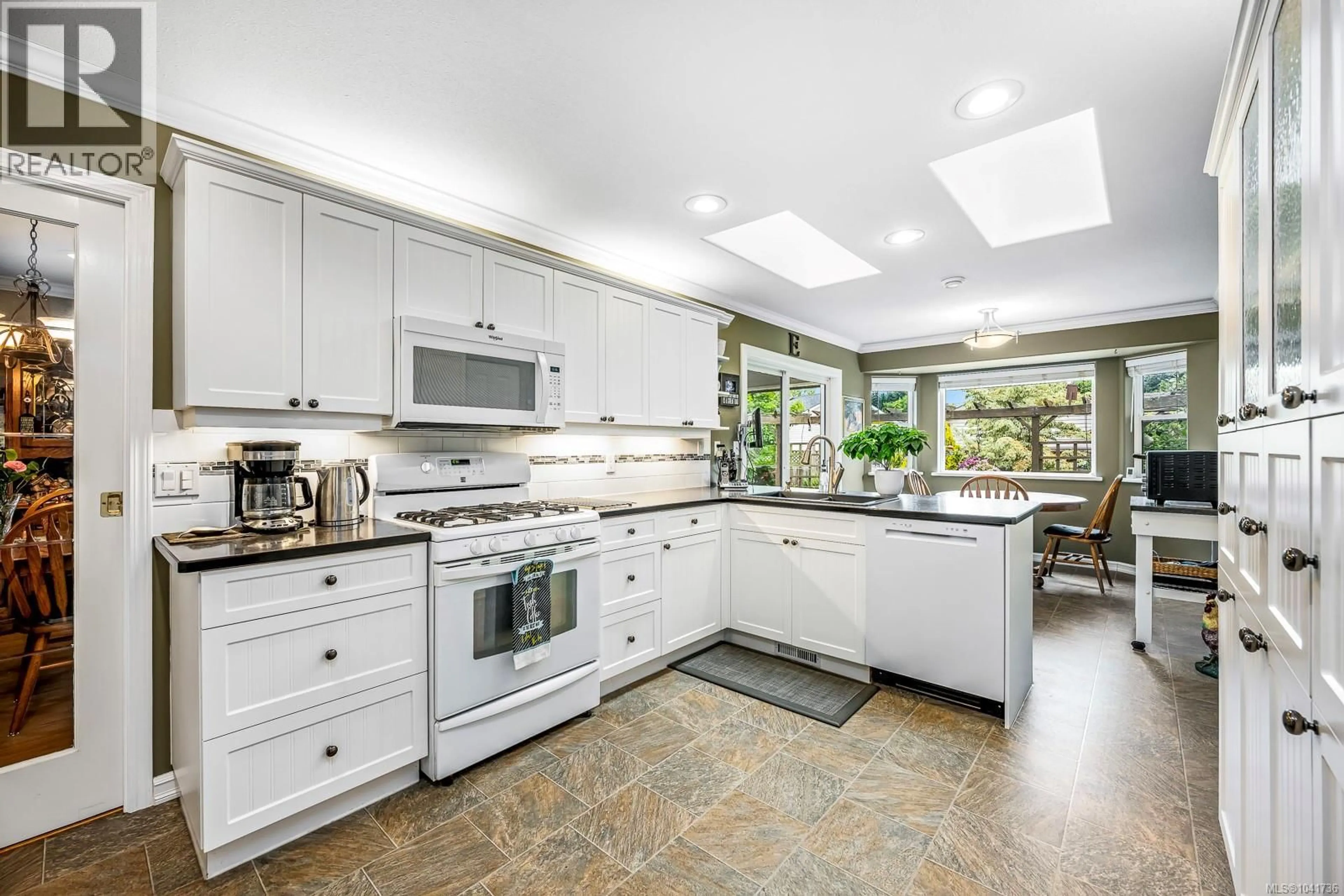 Open concept kitchen, ceramic/tile floor for 935 ELKHORN AVENUE, Courtenay British Columbia V9N8Z2