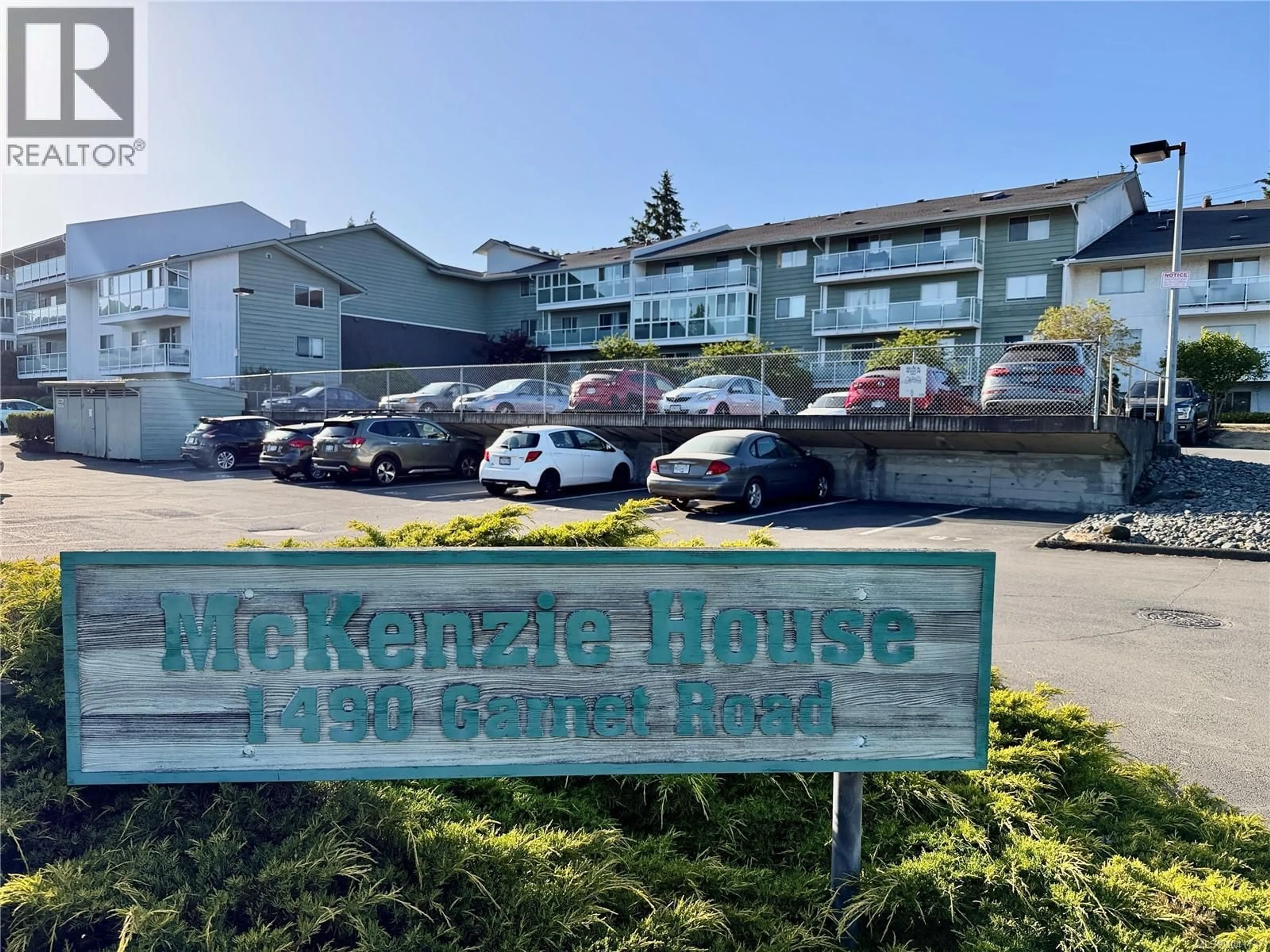 Home with vinyl exterior material, street for 312 - 1490 GARNET ROAD, Saanich British Columbia V8P5L1