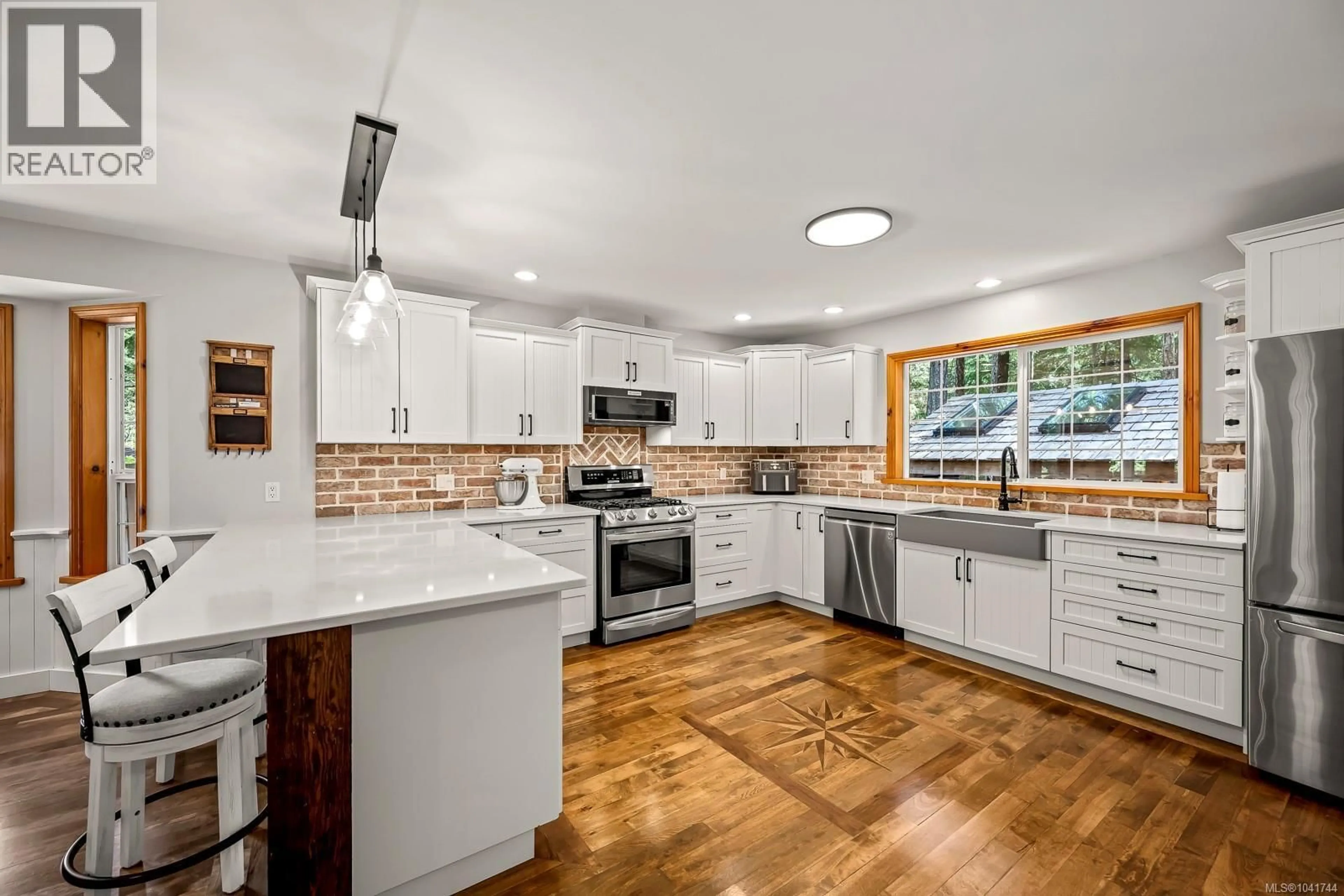 Open concept kitchen, ceramic/tile floor for 829 LAZO ROAD, Comox British Columbia V9M3V9