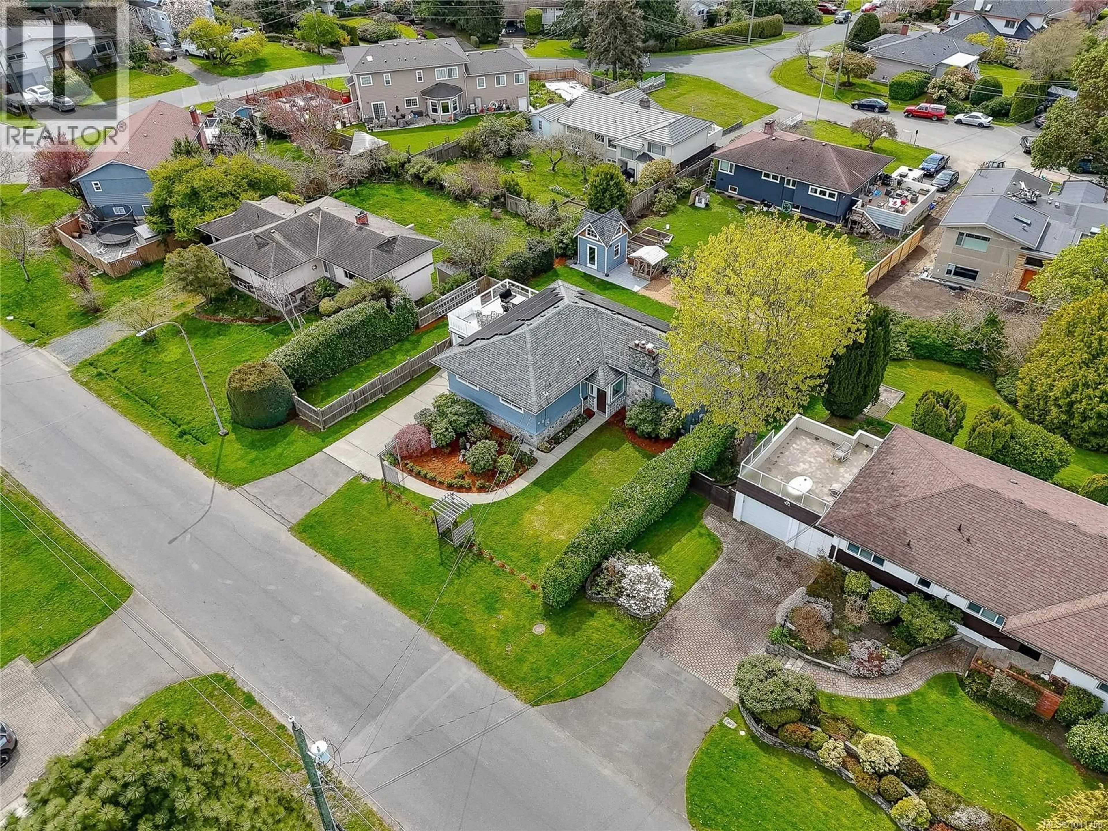 A pic from outside/outdoor area/front of a property/back of a property/a pic from drone, street for 3960 CHERRILEE CRESCENT, Saanich British Columbia V8N1R9