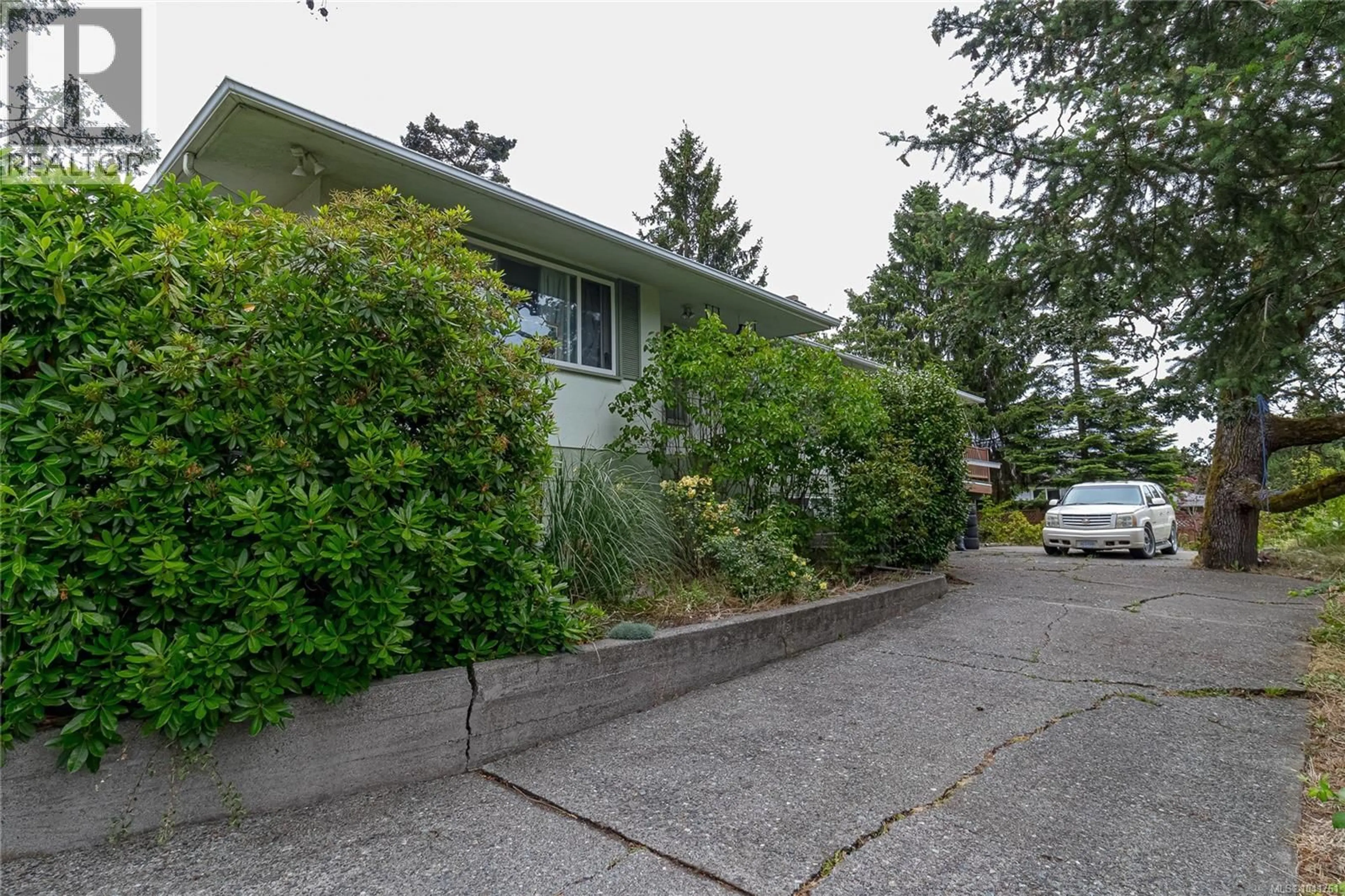 Patio, street for 4021 GLANFORD AVENUE, Saanich British Columbia V8Z3Z7