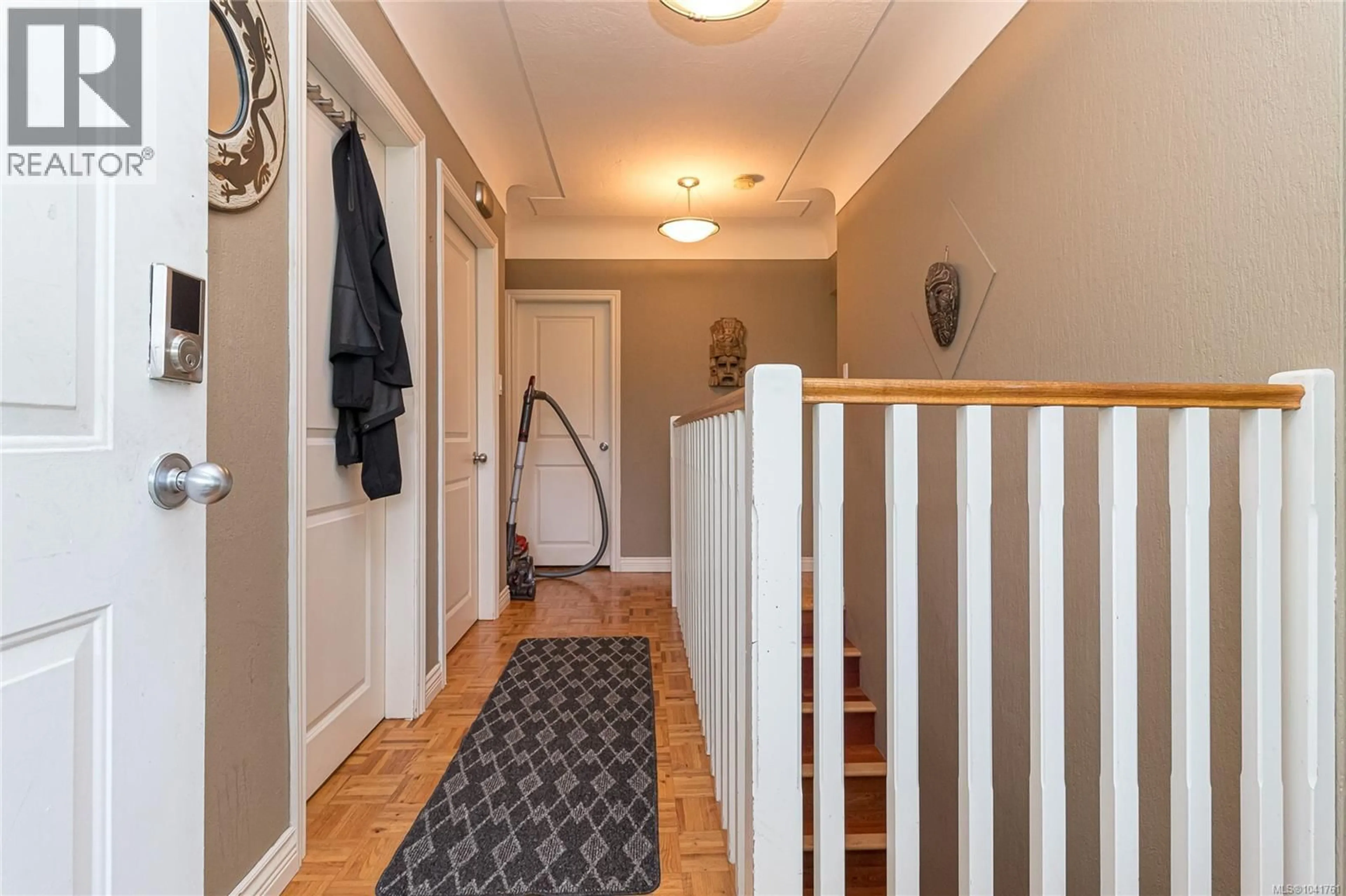 Indoor entryway for 4021 GLANFORD AVENUE, Saanich British Columbia V8Z3Z7