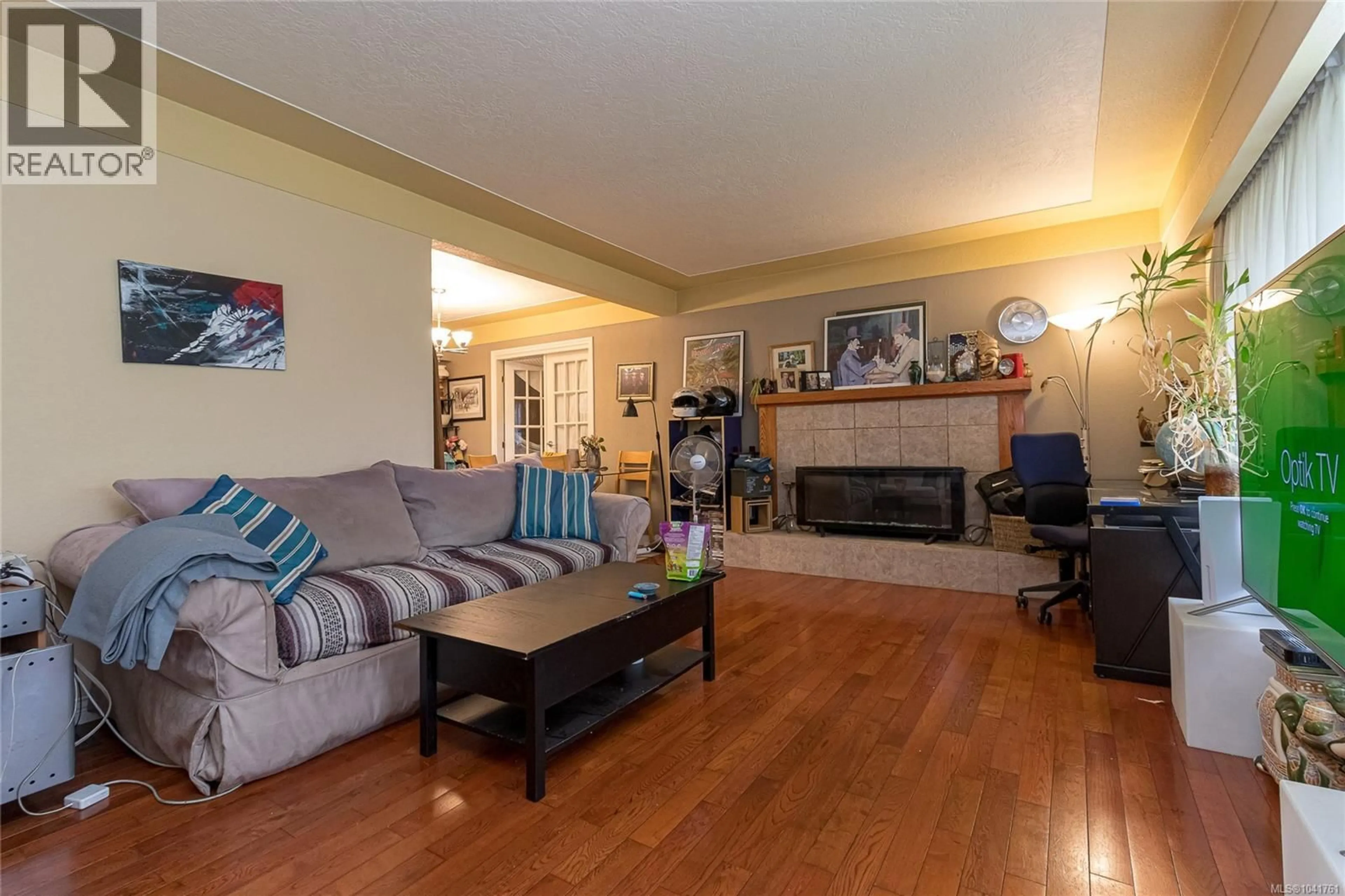 Living room with furniture, wood/laminate floor for 4021 GLANFORD AVENUE, Saanich British Columbia V8Z3Z7