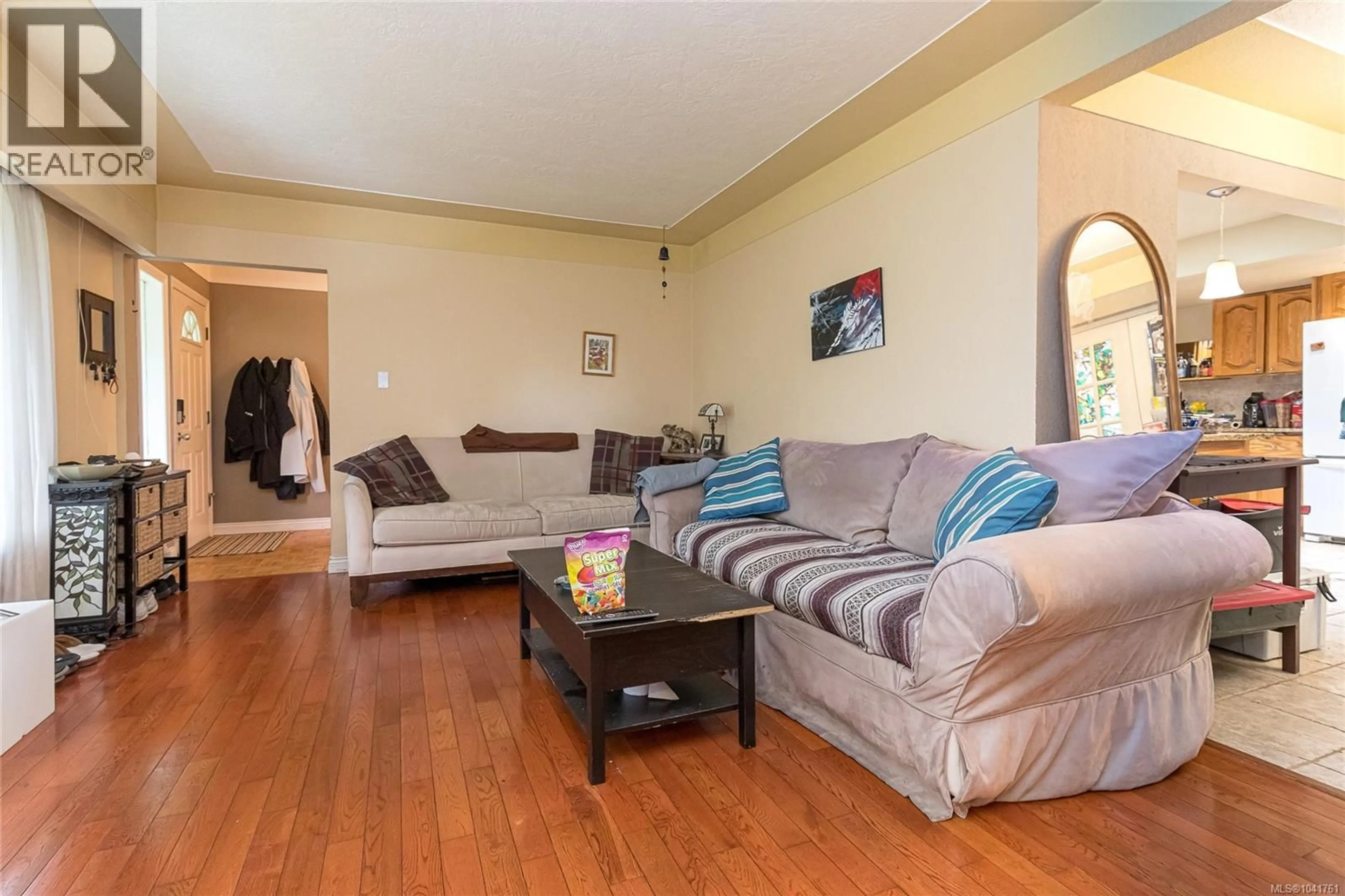 Living room with furniture, wood/laminate floor for 4021 GLANFORD AVENUE, Saanich British Columbia V8Z3Z7
