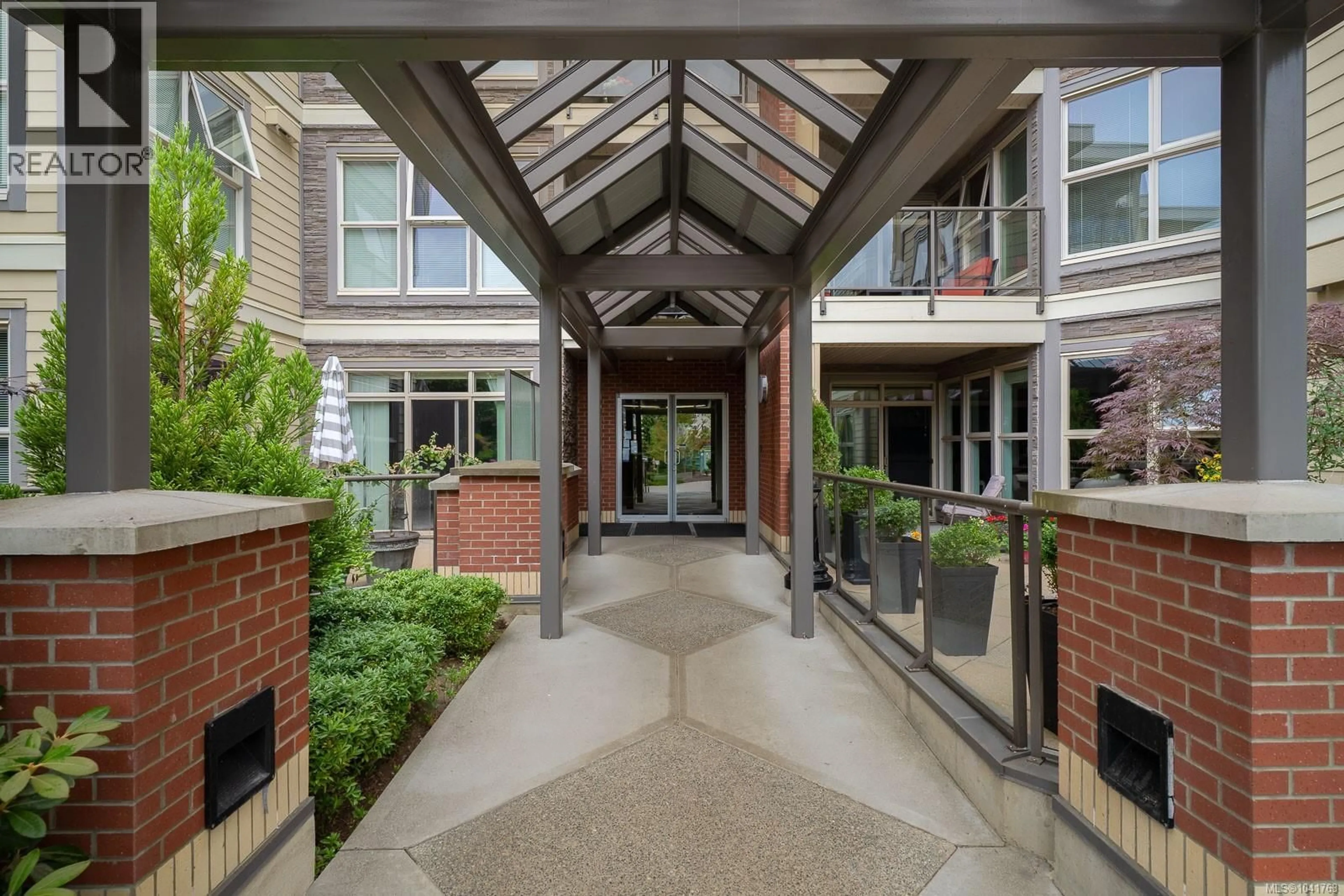 Indoor foyer for 416 - 6310 MCROBB AVENUE, Nanaimo British Columbia V9V1W8
