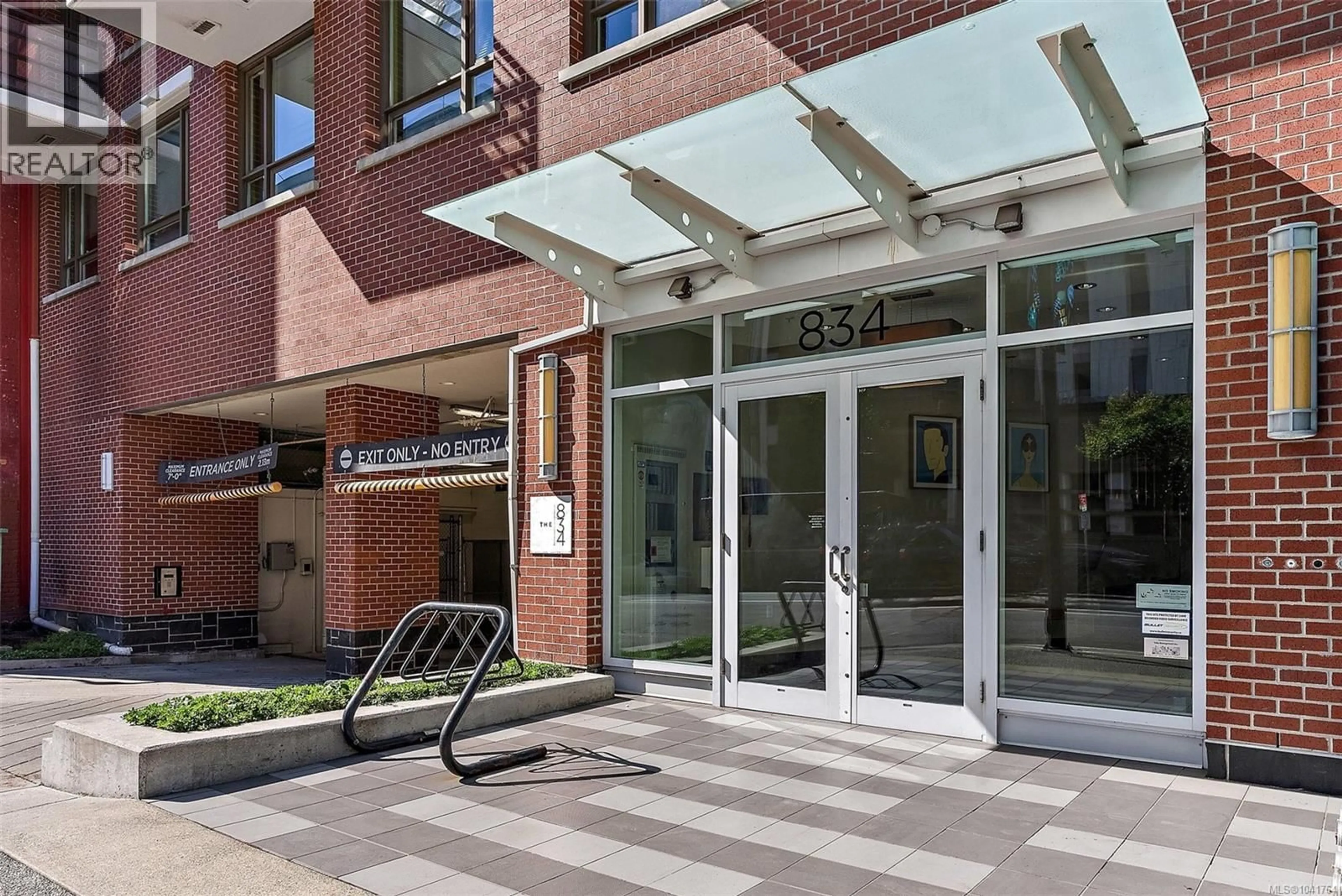 Indoor foyer for 404 - 834 JOHNSON STREET, Victoria British Columbia V8W1N3