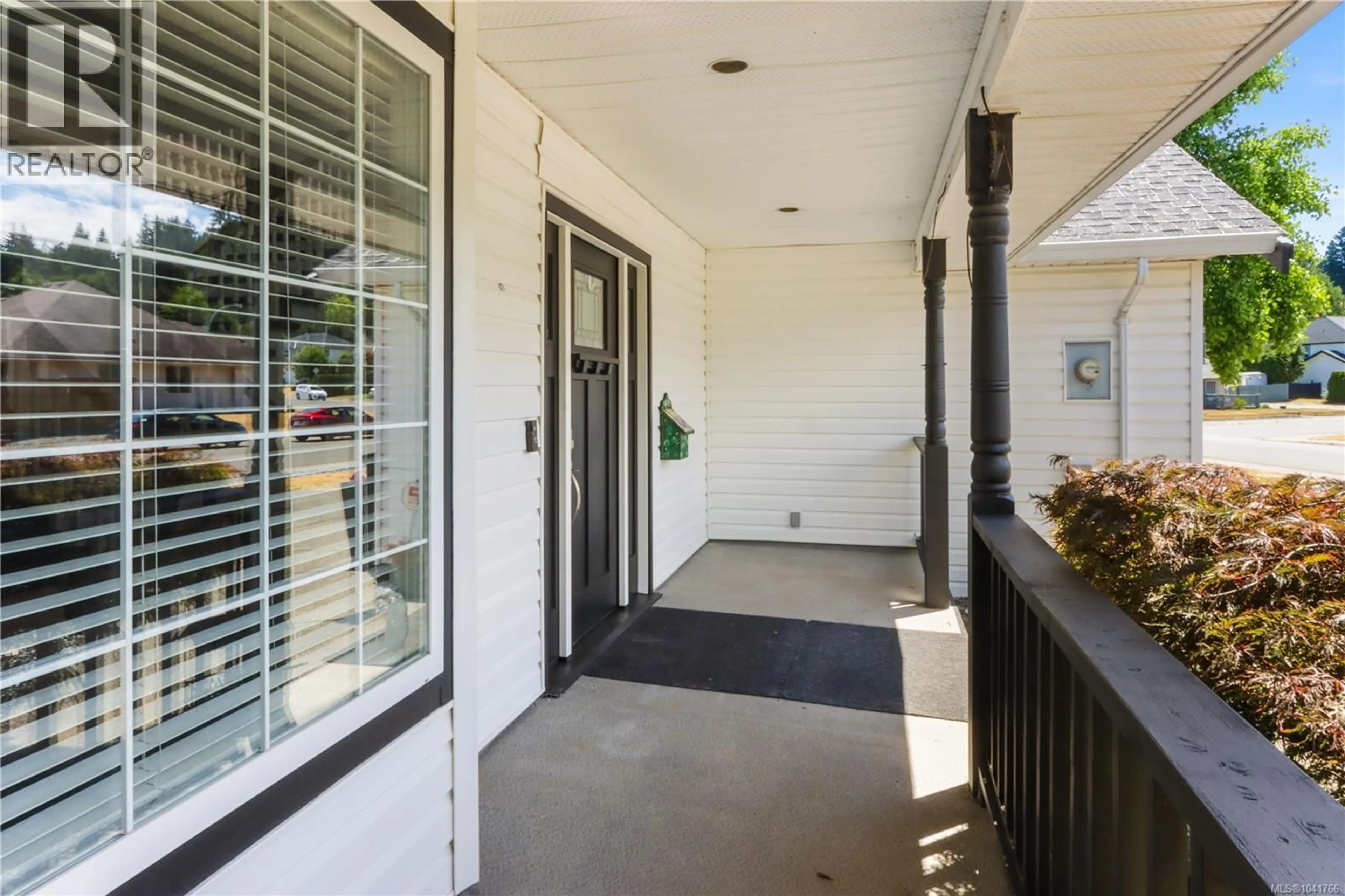 Indoor foyer for 6178 PARKWOOD DRIVE, Nanaimo British Columbia V9T6C8