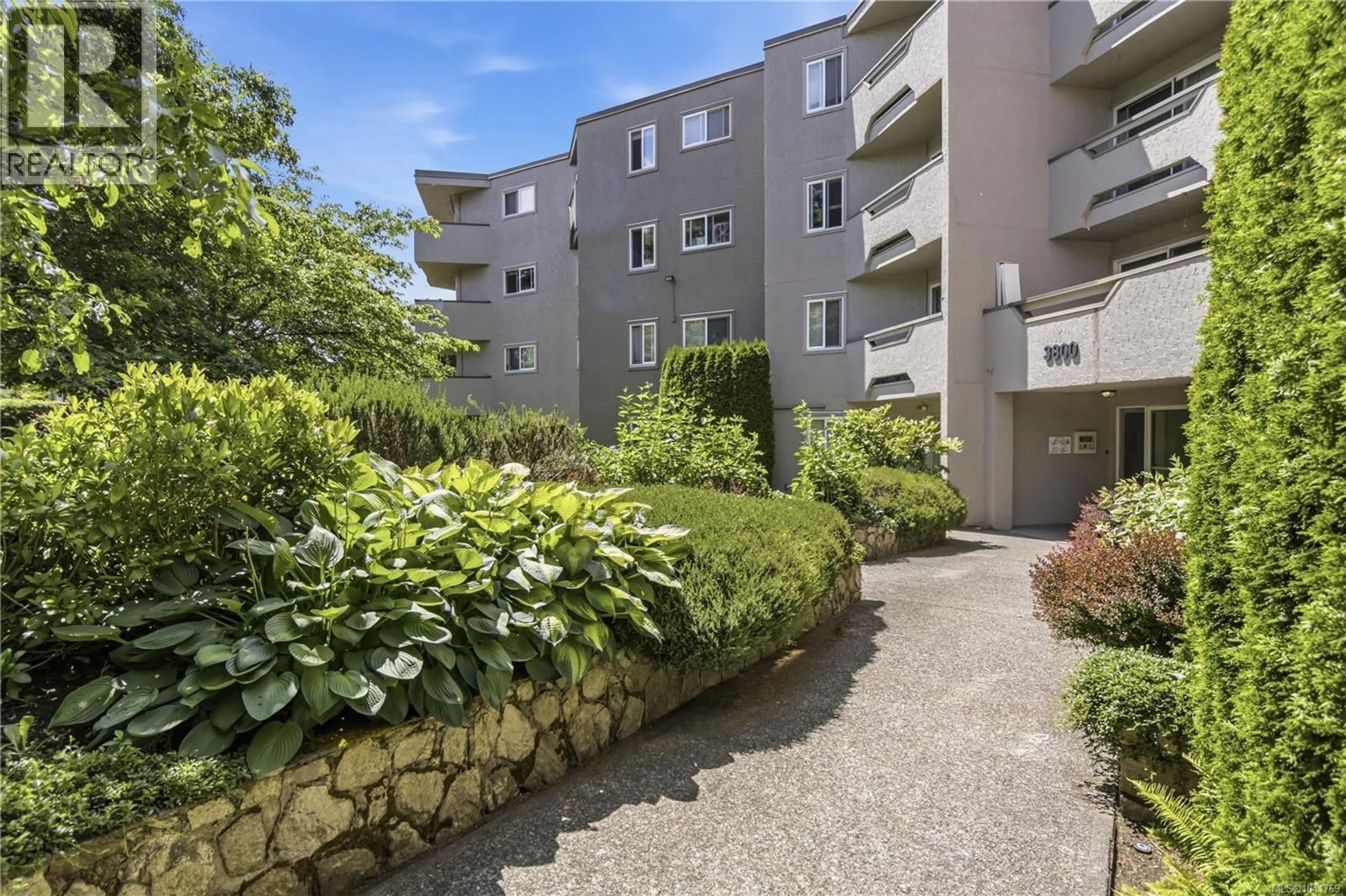 Patio, street for 203 - 3800 QUADRA STREET, Saanich British Columbia V8R5G4