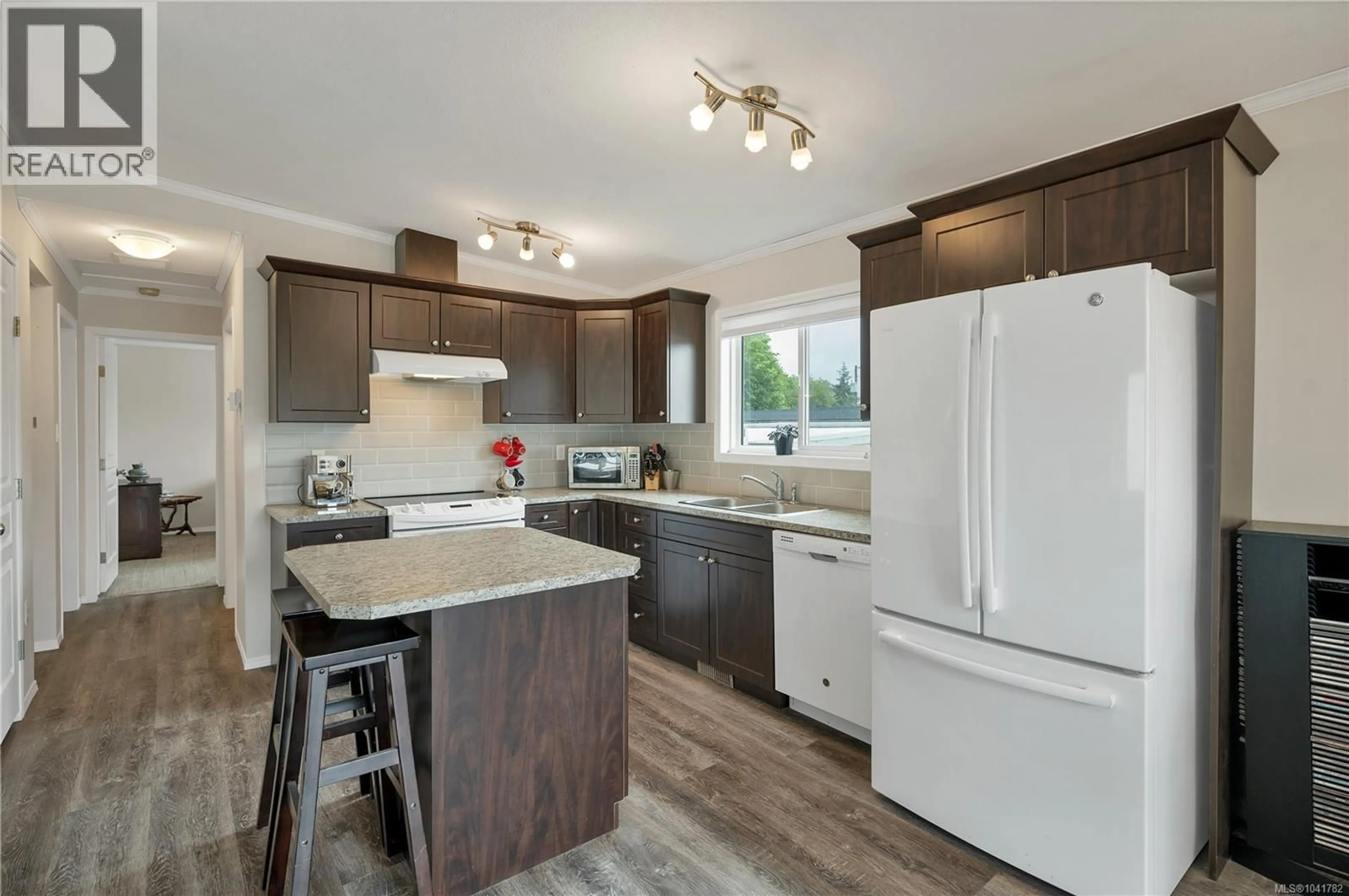 Open concept kitchen, wood/laminate floor for 86 - 951 HOMEWOOD ROAD, Campbell River British Columbia V9W3N7
