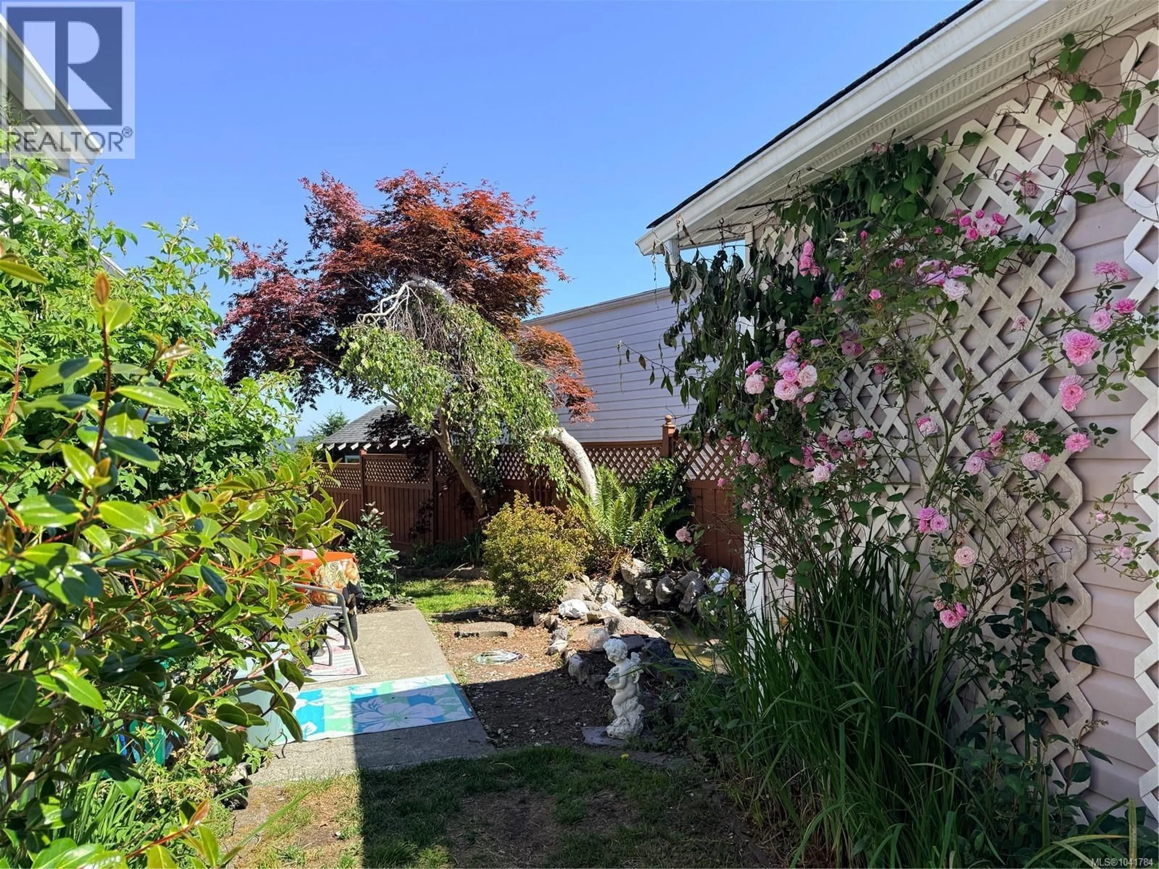 A pic from outside/outdoor area/front of a property/back of a property/a pic from drone, street for 718 PATTERSON WAY, Port McNeill British Columbia V0N2R0
