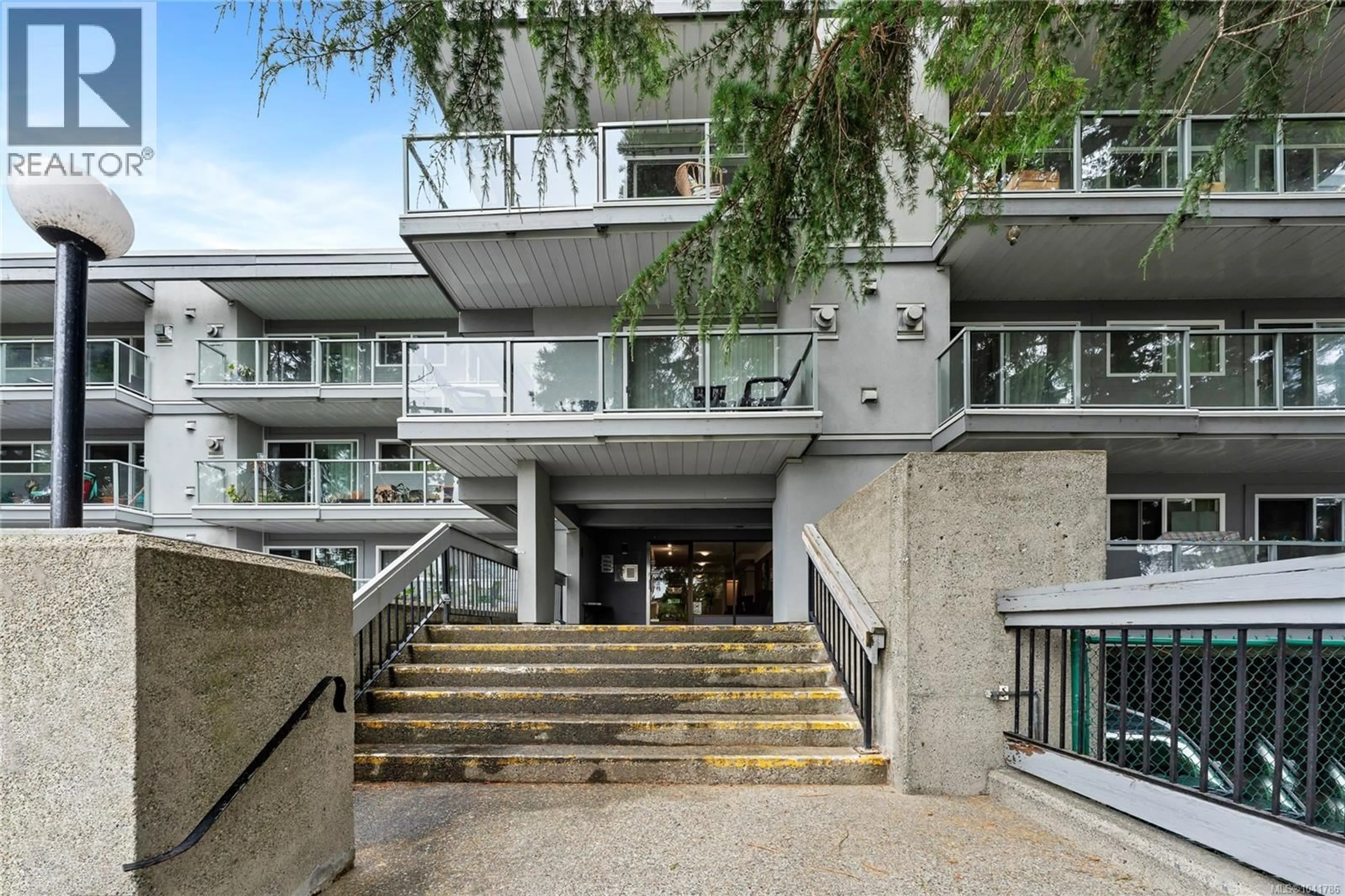 Indoor foyer for 212 - 2022 FOUL BAY ROAD, Victoria British Columbia V8R5A9