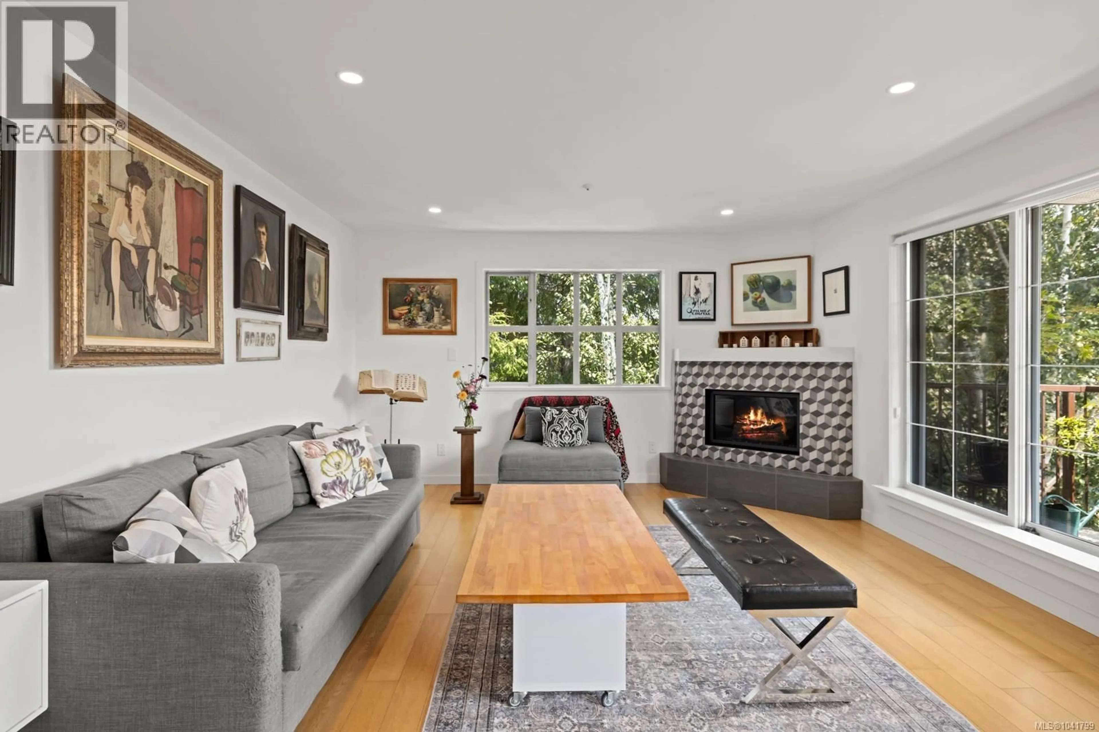 Living room with furniture, unknown for 304 - 1246 FAIRFIELD ROAD, Victoria British Columbia V8V3B5