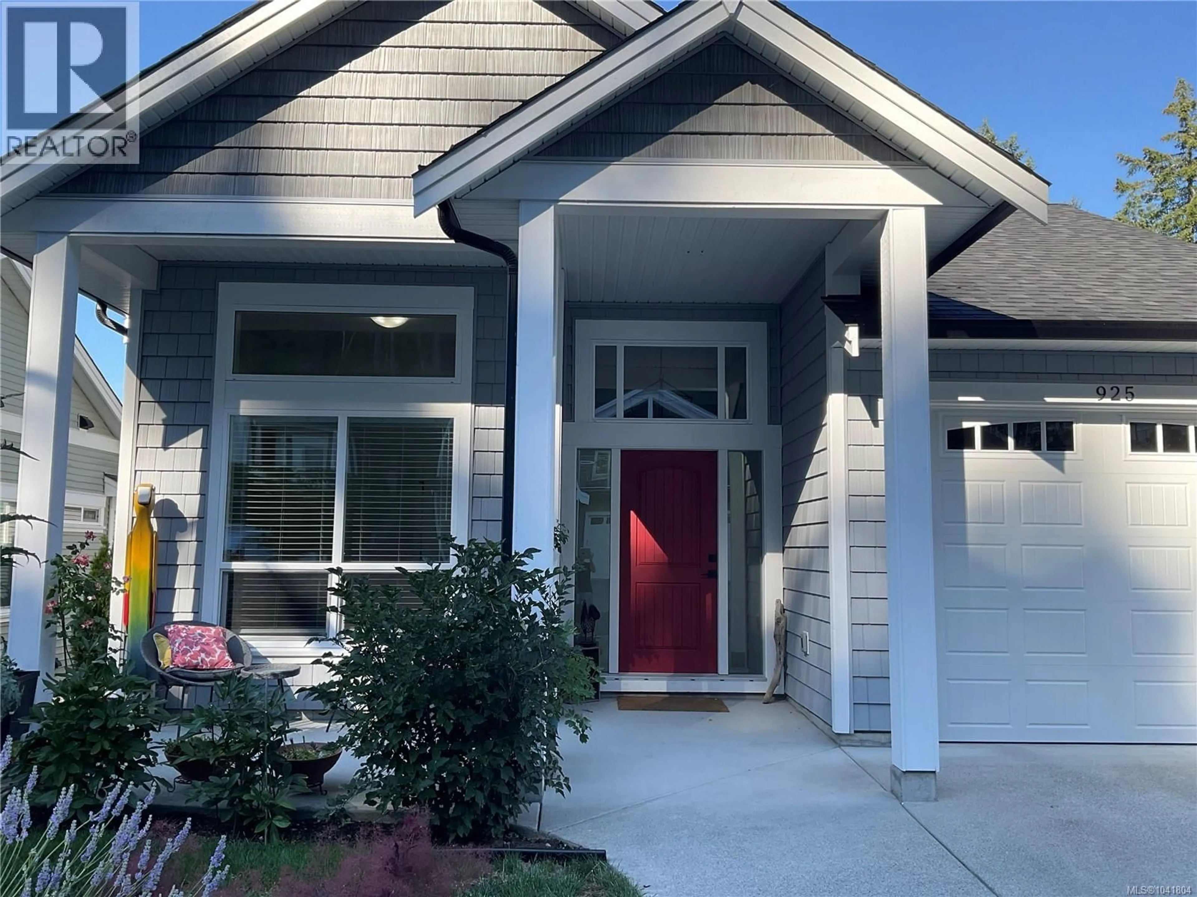 Home with vinyl exterior material, street for 925 CRAIG ROAD, Ladysmith British Columbia V9G2C4