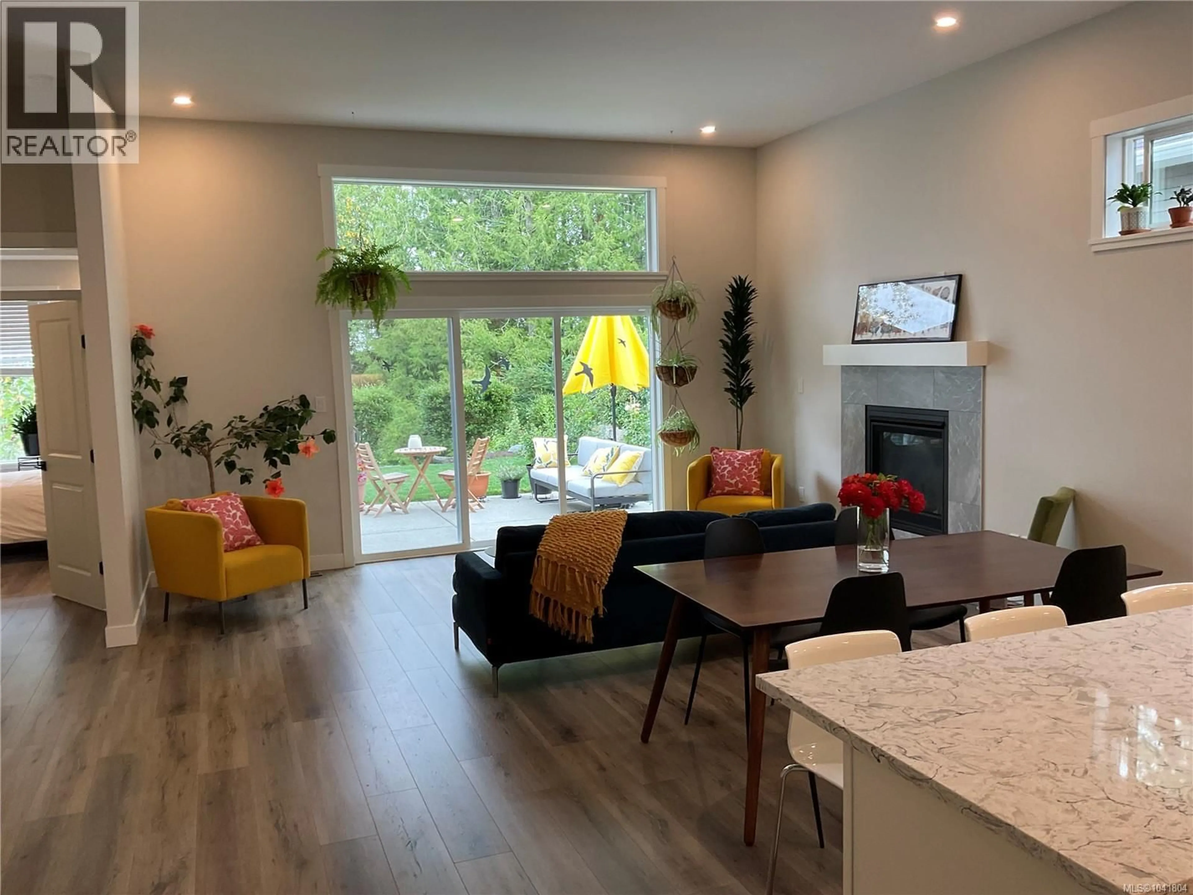 Living room with furniture, wood/laminate floor for 925 CRAIG ROAD, Ladysmith British Columbia V9G2C4