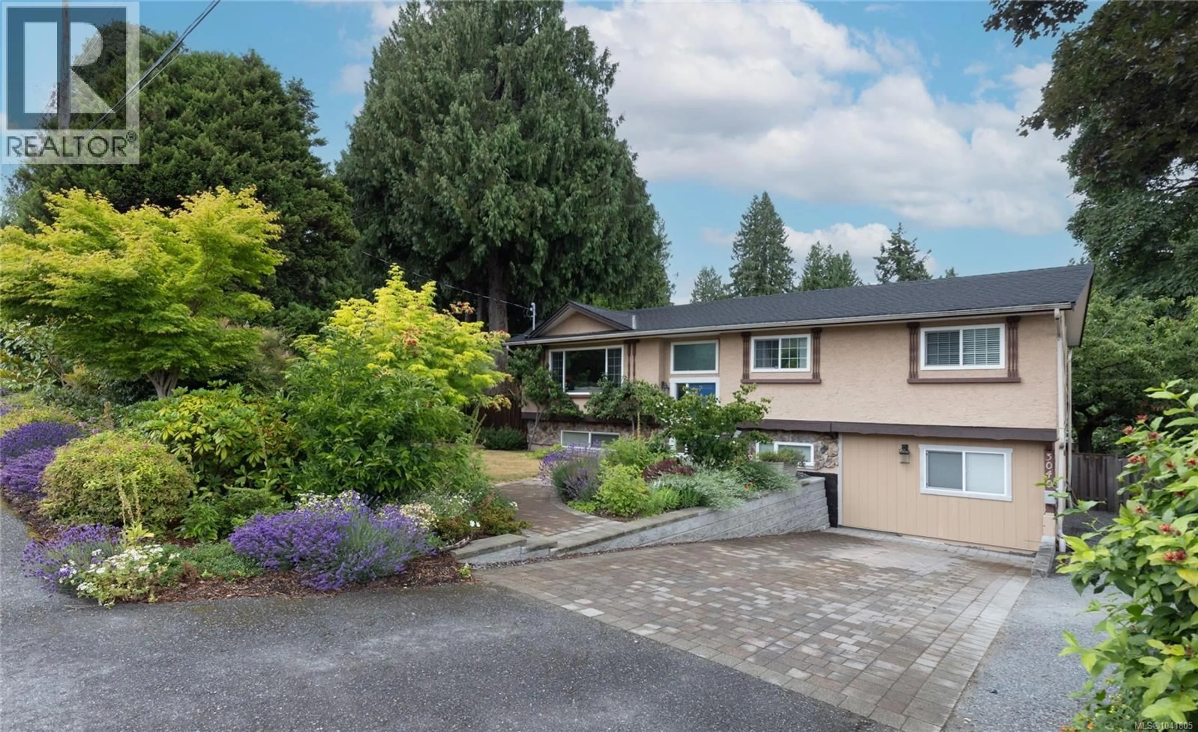 A pic from outside/outdoor area/front of a property/back of a property/a pic from drone, unknown for 3040 BAY STREET, Nanaimo British Columbia V9T3C6