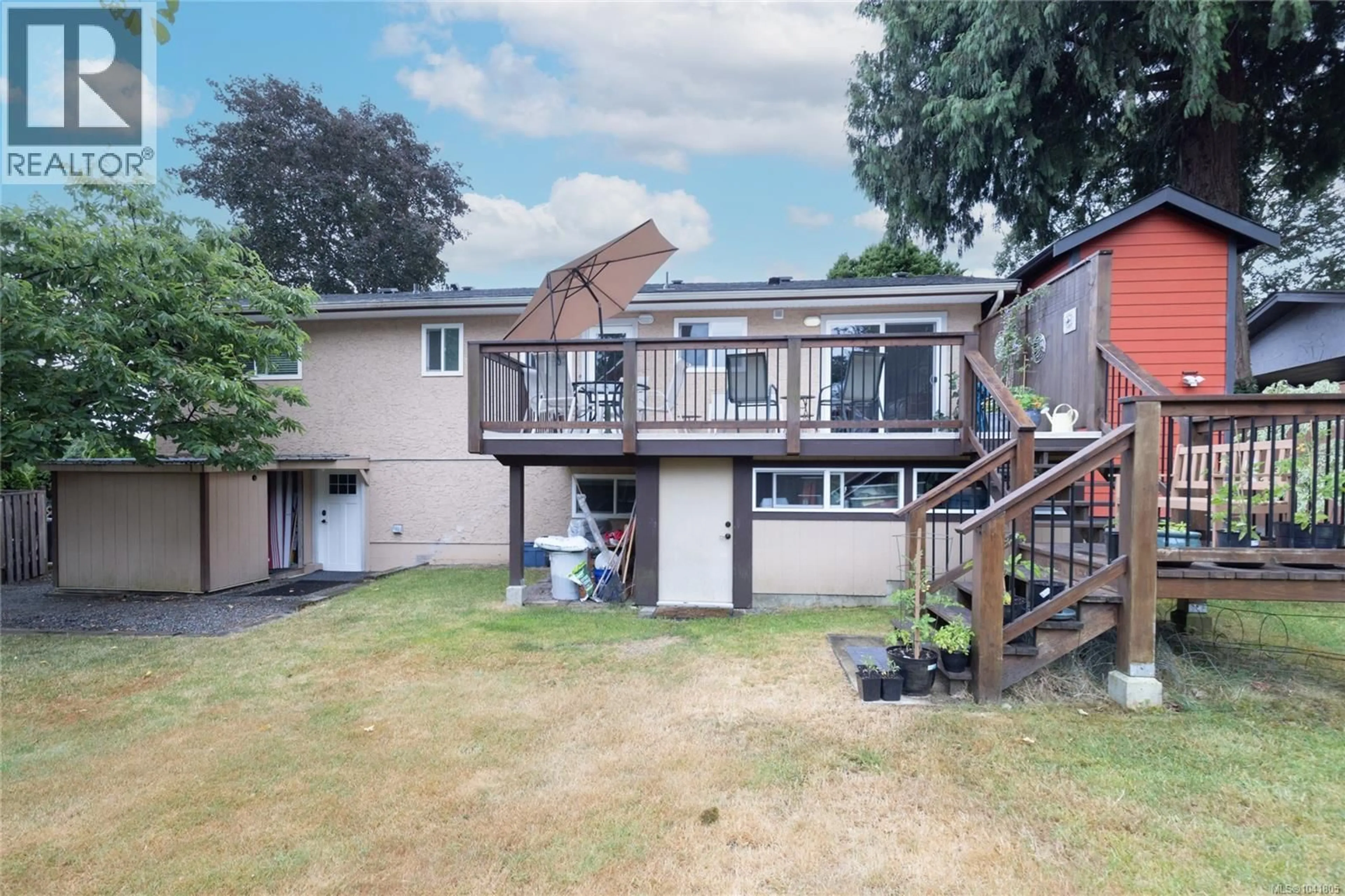 A pic from outside/outdoor area/front of a property/back of a property/a pic from drone, unknown for 3040 BAY STREET, Nanaimo British Columbia V9T3C6