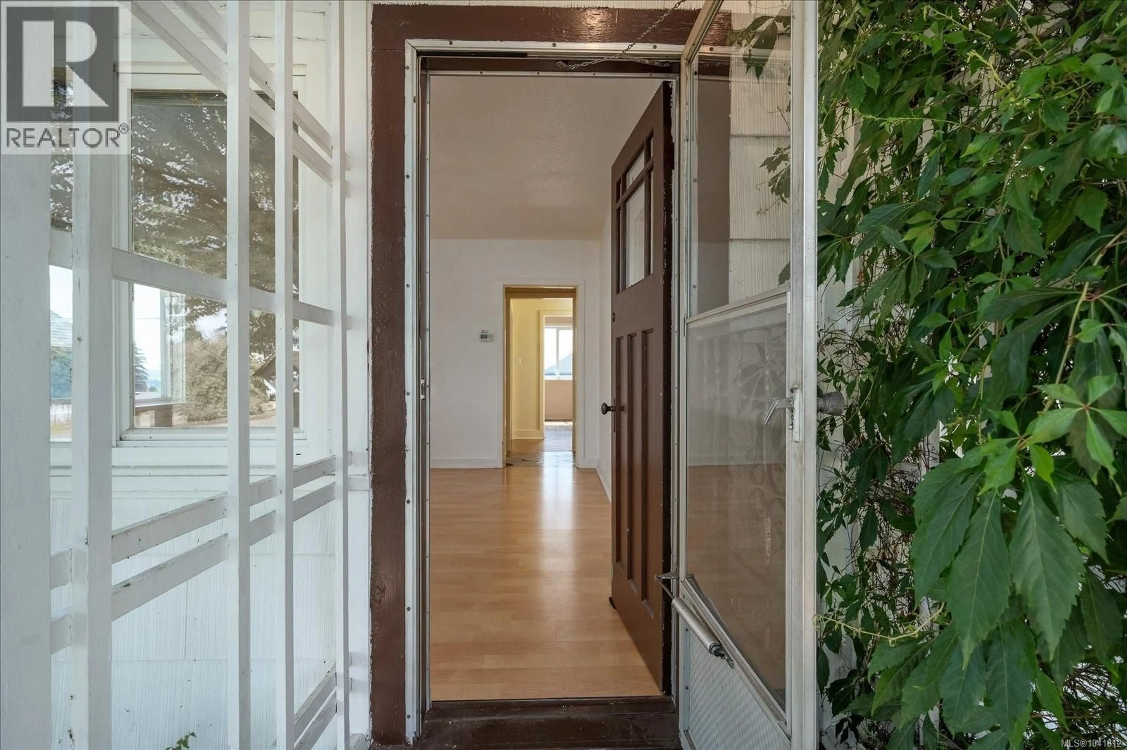 Indoor foyer for 317 BADEN POWELL STREET, Ladysmith British Columbia V9G1J9