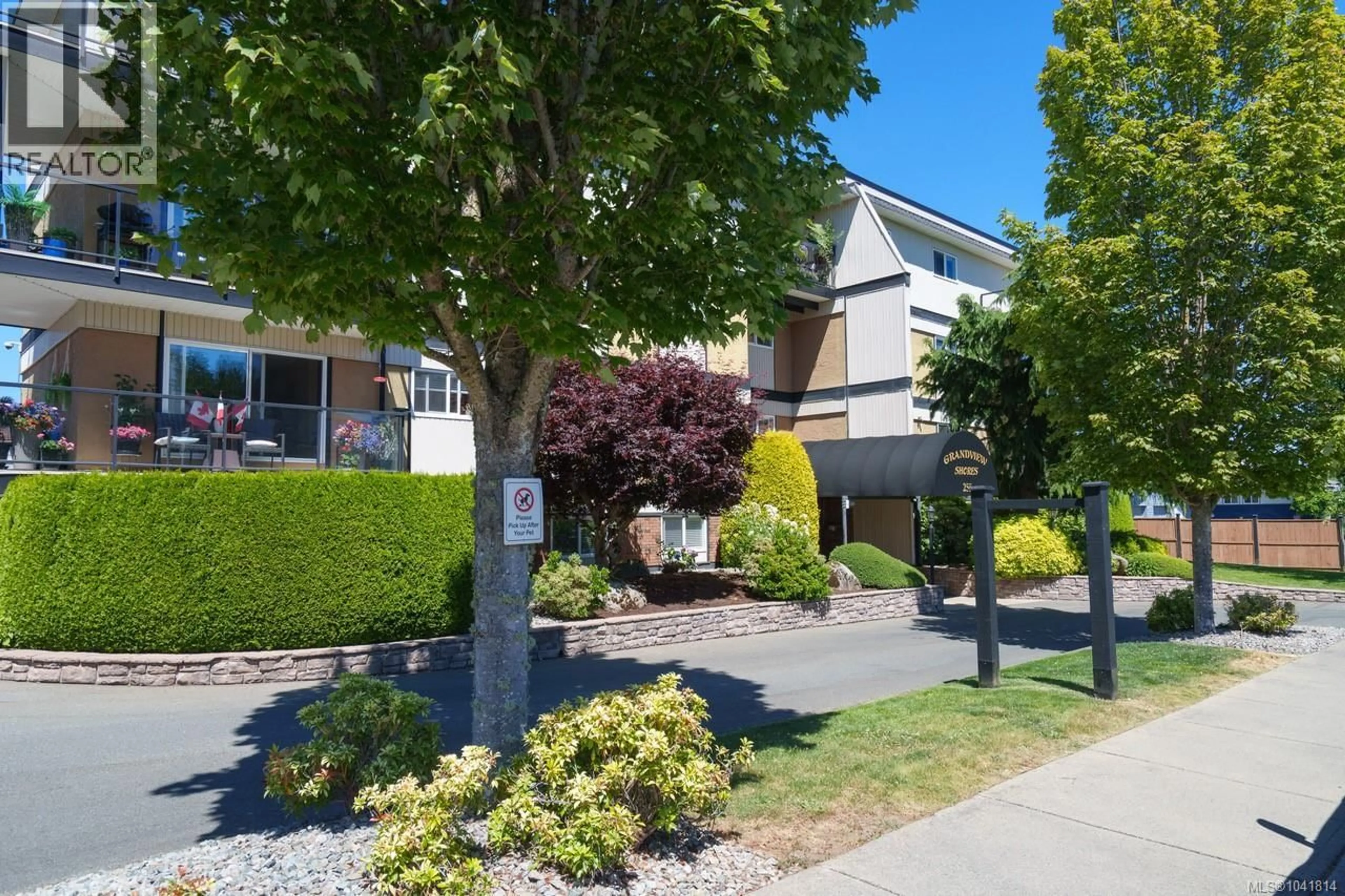 A pic from outside/outdoor area/front of a property/back of a property/a pic from drone, street for 301 - 255 HIRST AVENUE, Parksville British Columbia V9P1P5