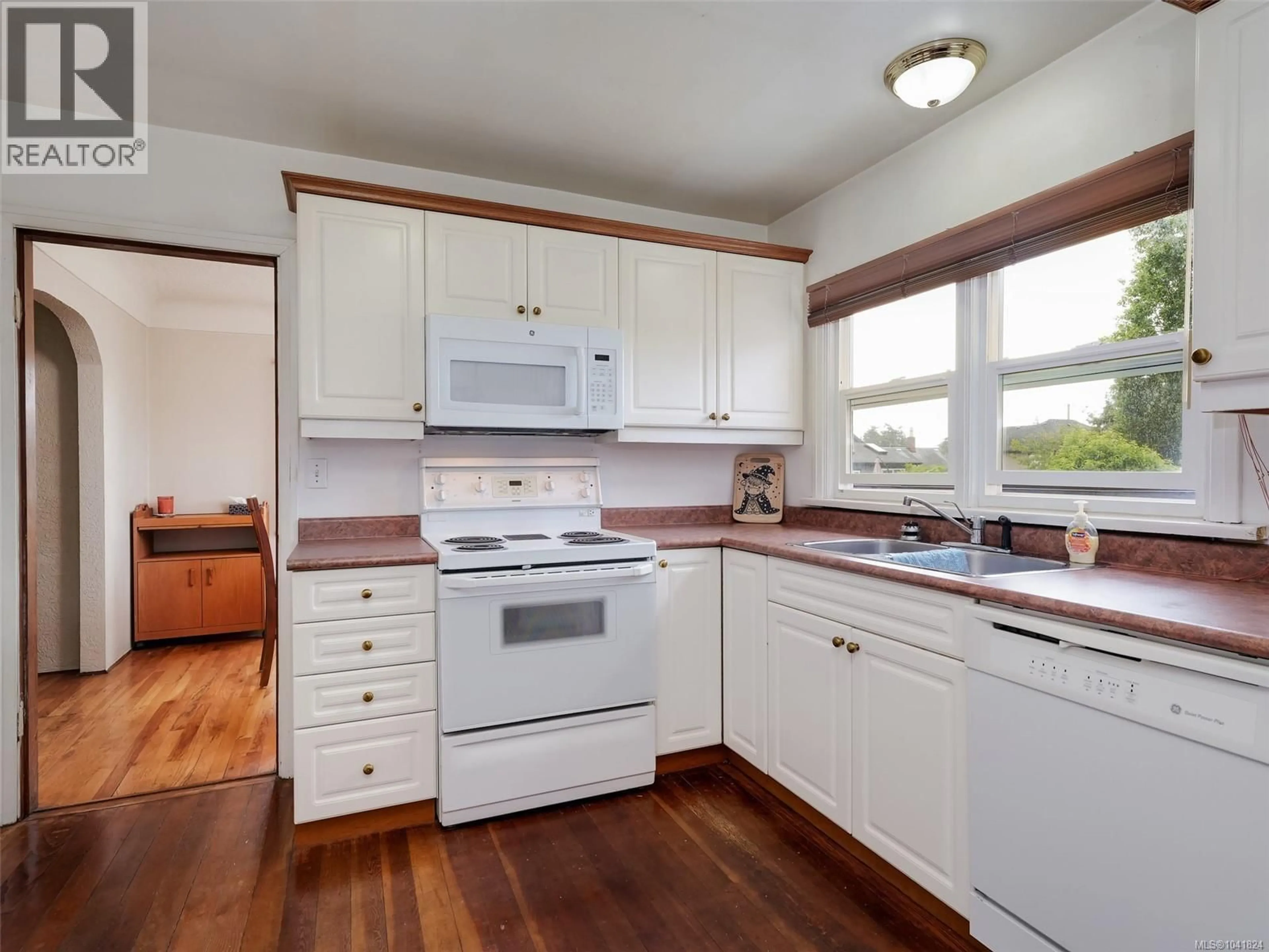 Standard kitchen, wood/laminate floor for 1157 LYALL STREET, Esquimalt British Columbia V9A5G6