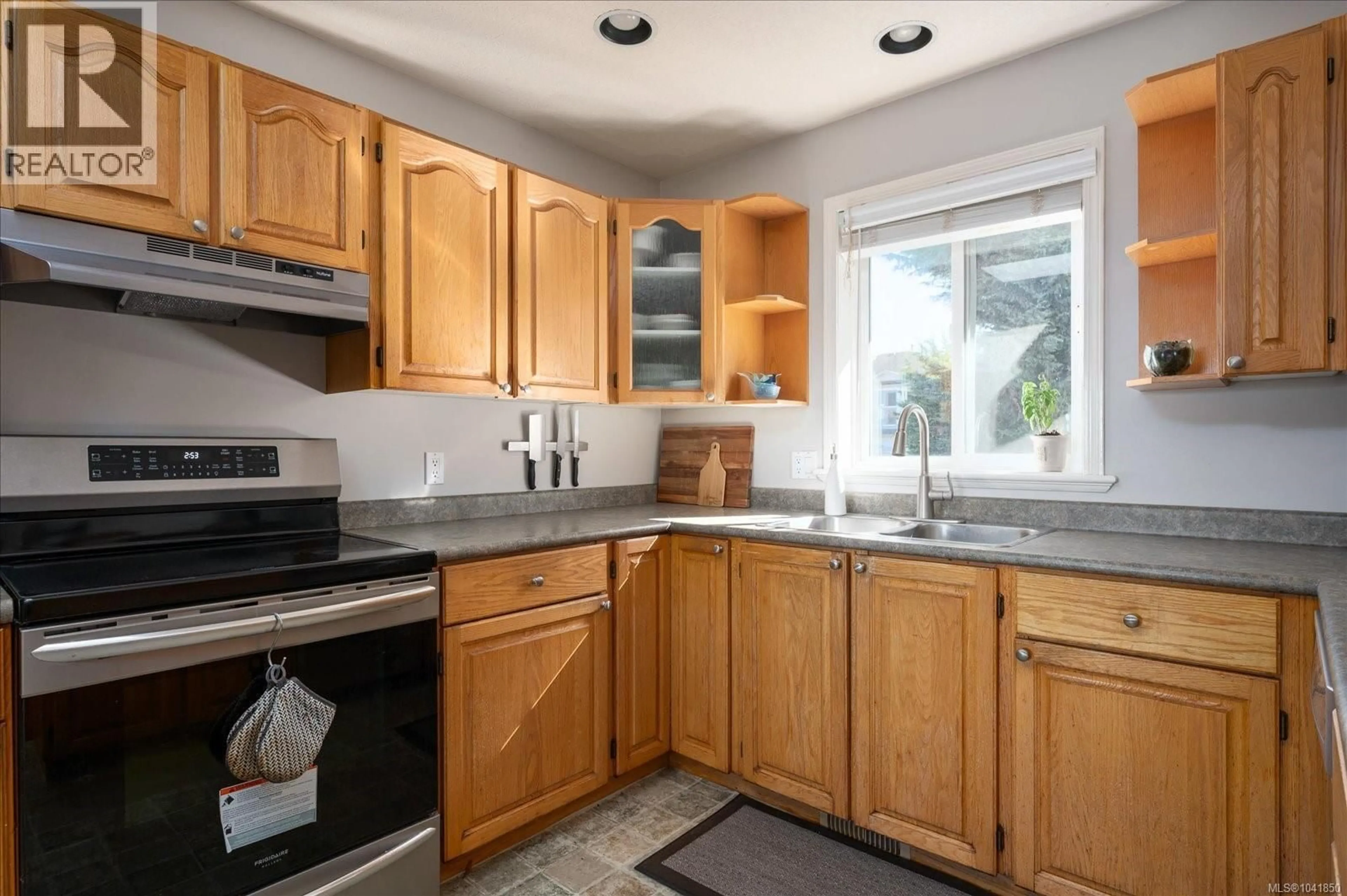 Standard kitchen, unknown for 6427 NIDRI PLACE, Nanaimo British Columbia V9V1N6