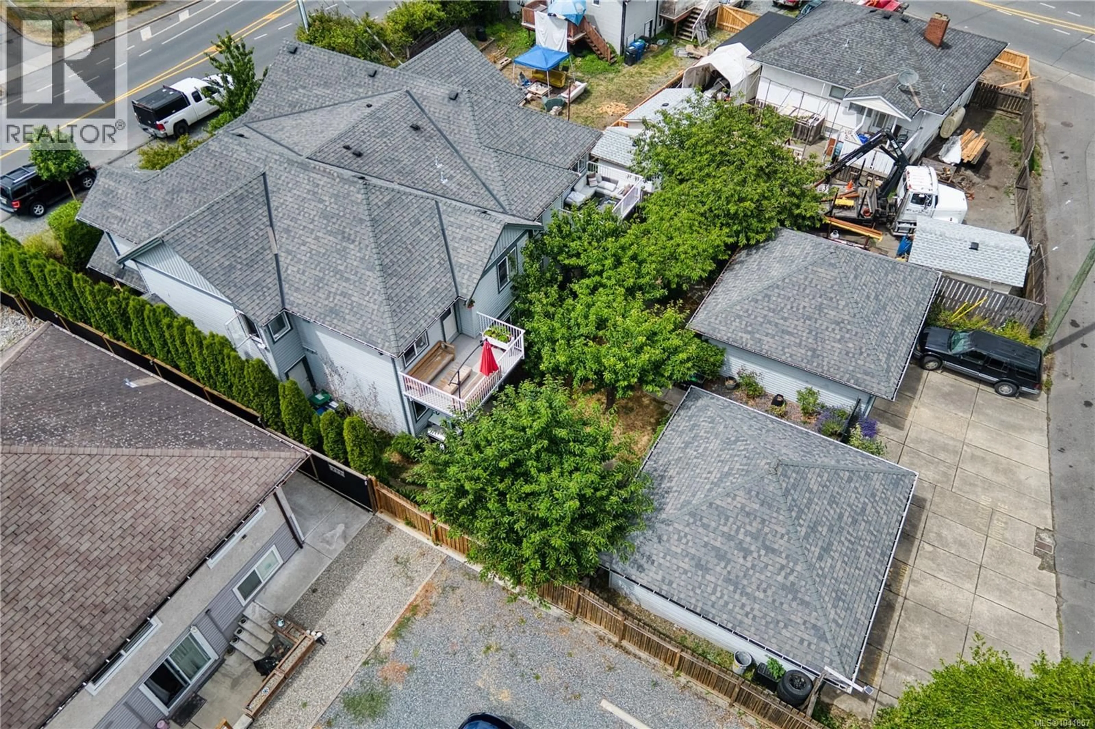 A pic from outside/outdoor area/front of a property/back of a property/a pic from drone, street for 202 - 211 VICTORIA ROAD, Nanaimo British Columbia V9R4P7
