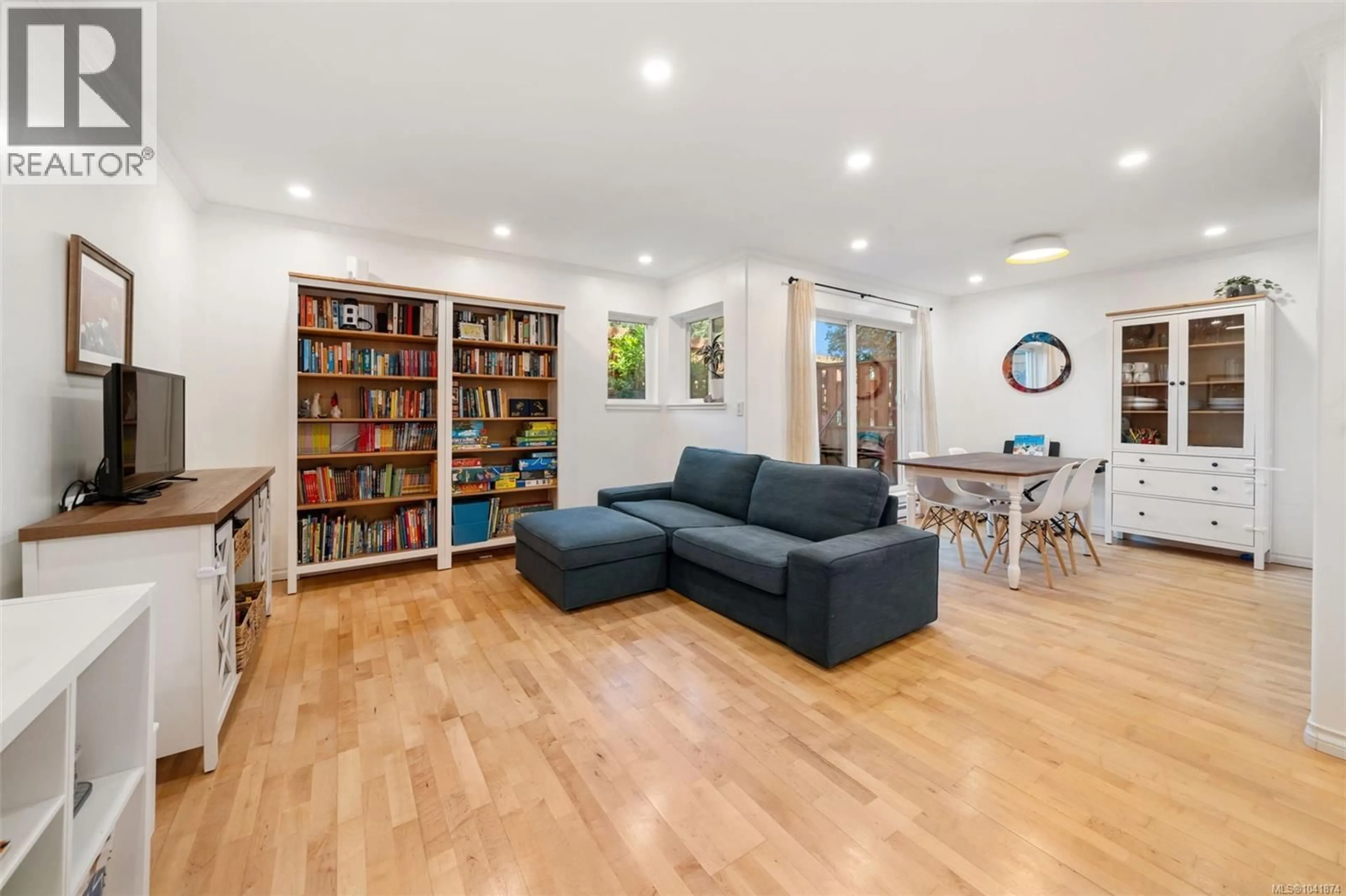 Living room with furniture, wood/laminate floor for 214 - 1366 HILLSIDE AVENUE, Victoria British Columbia V8T2B5
