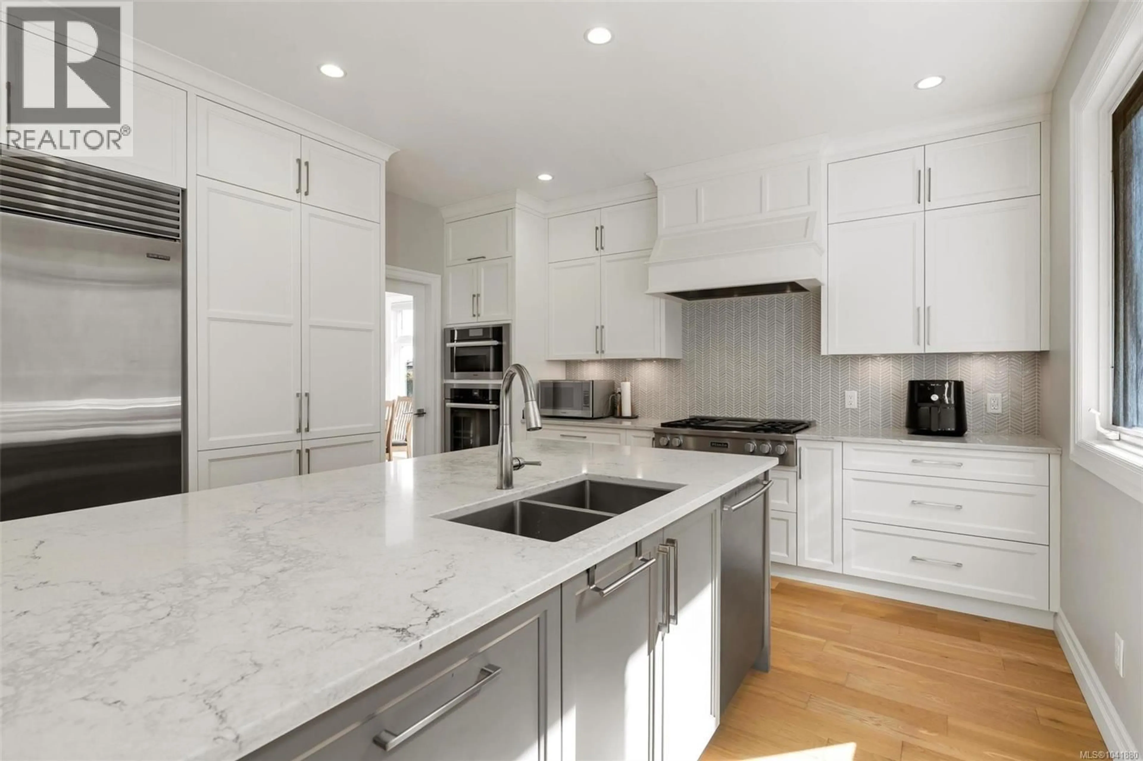 Contemporary kitchen, unknown for 805 DEL MONTE LANE, Saanich British Columbia V8Y3H2