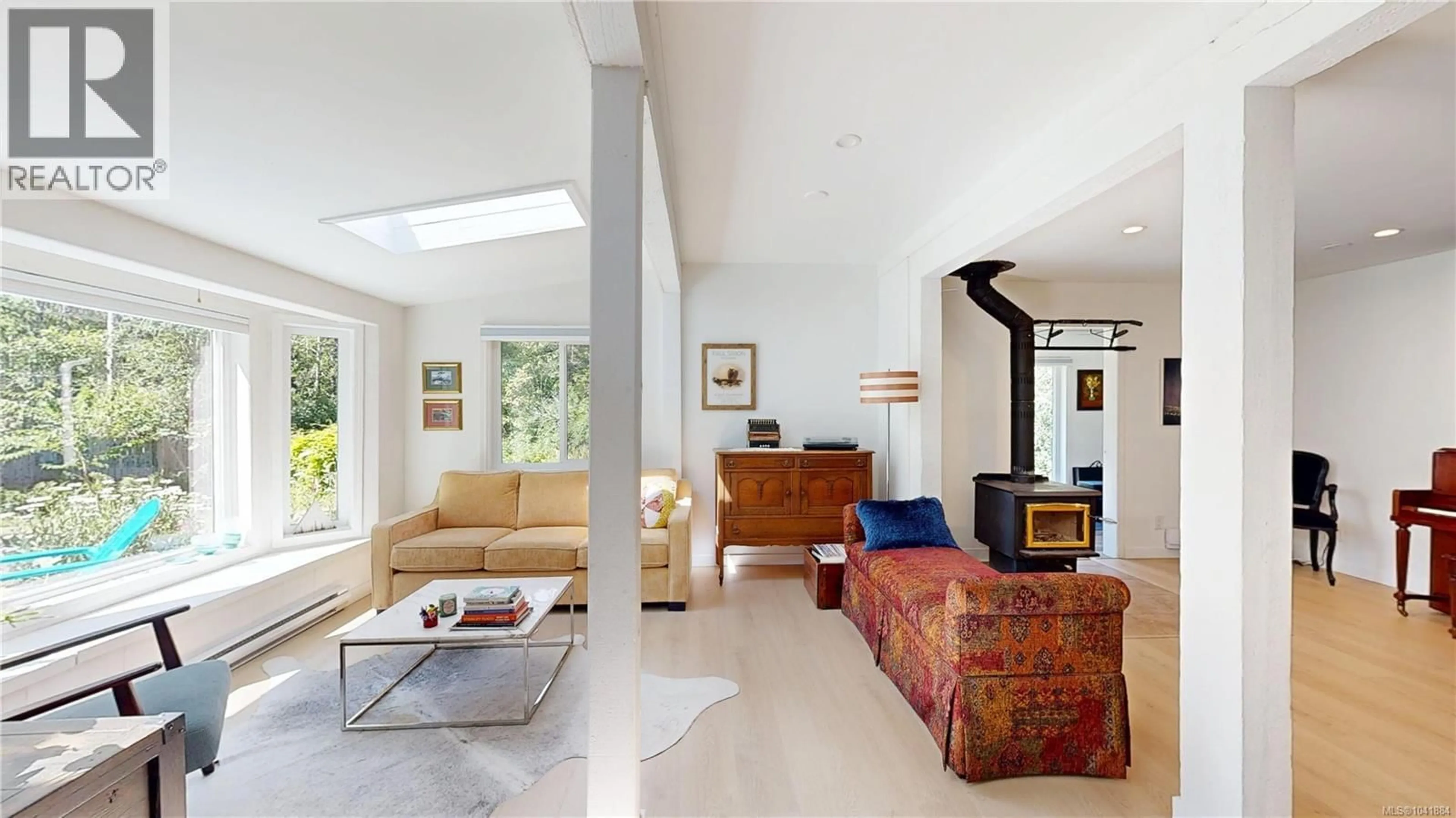 Living room with furniture, unknown for 680 LITTLE BOULEVARD, Gabriola Island British Columbia V0R1X3