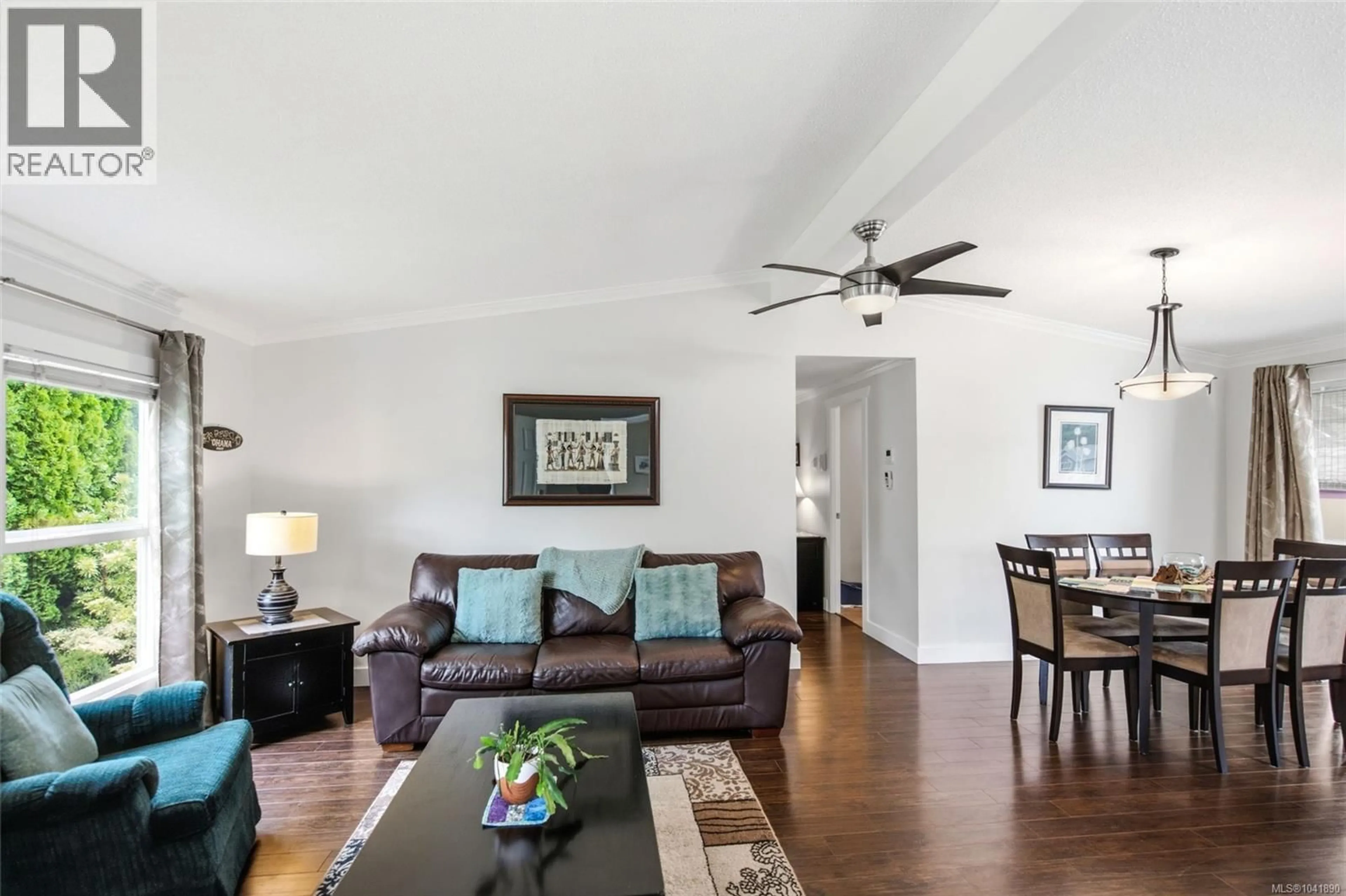 Living room with furniture, wood/laminate floor for 20 - 2501 LABIEUX ROAD, Nanaimo British Columbia V9T5X3