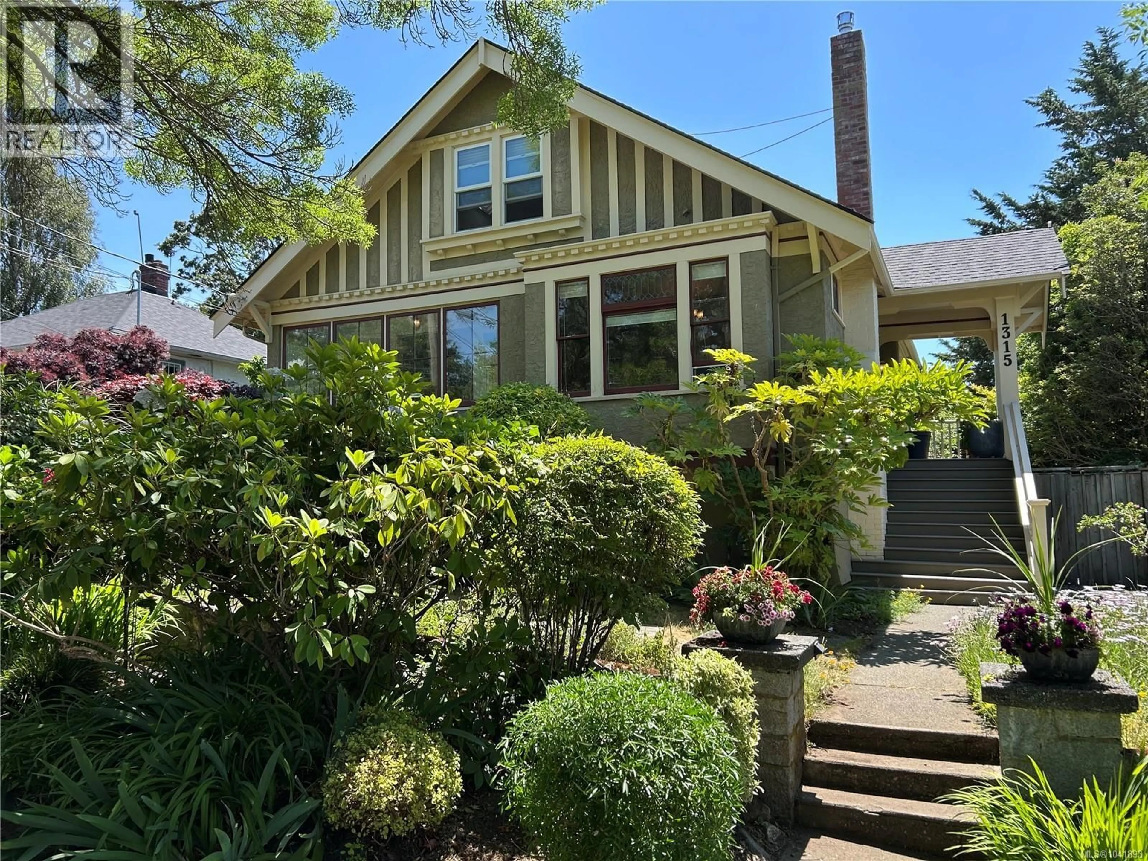 Home with vinyl exterior material, street for 1315 BOND STREET, Victoria British Columbia V8S1C3