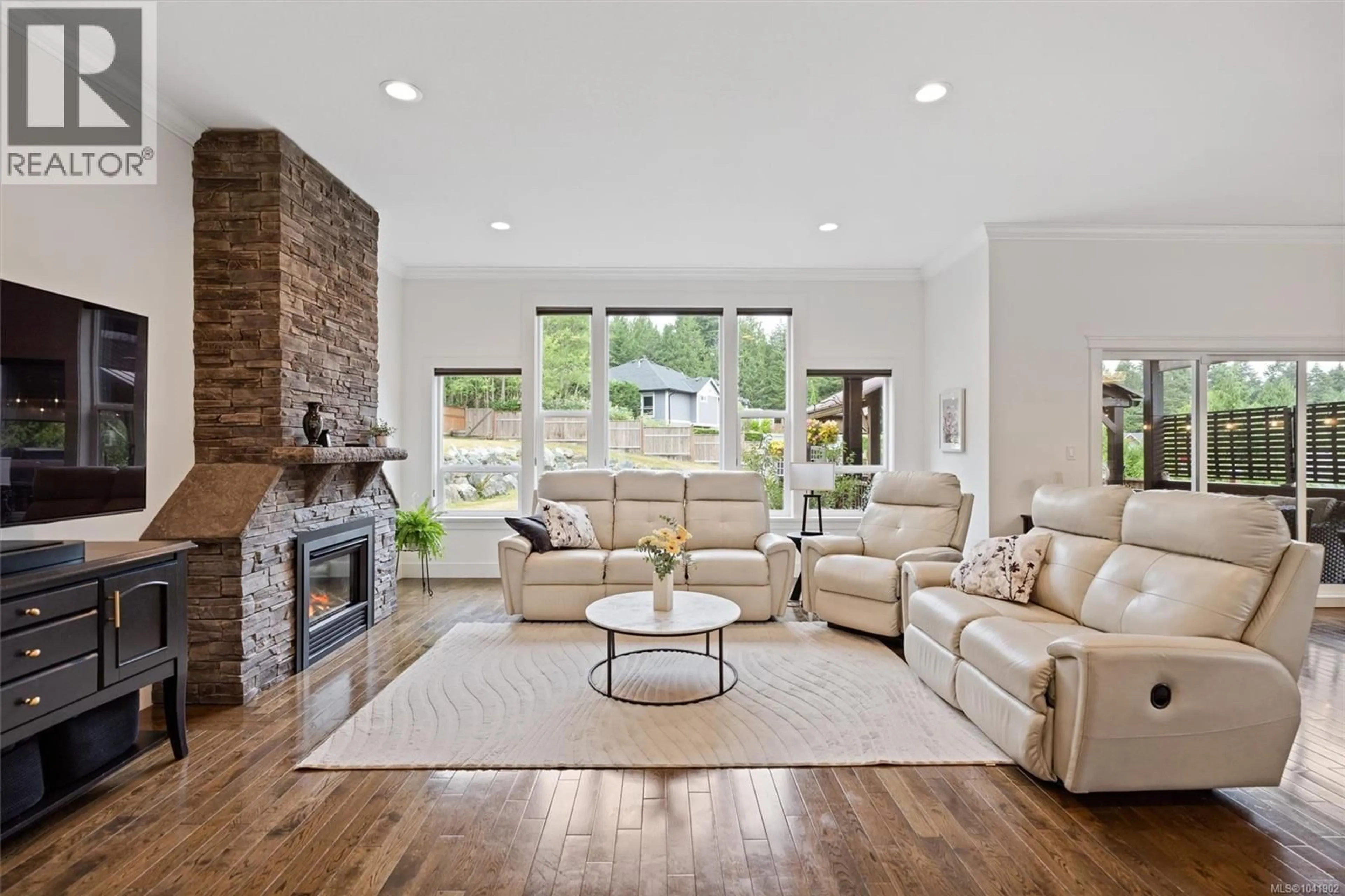 Living room with furniture, unknown for 943 DELOUME ROAD, Mill Bay British Columbia V9L2P1