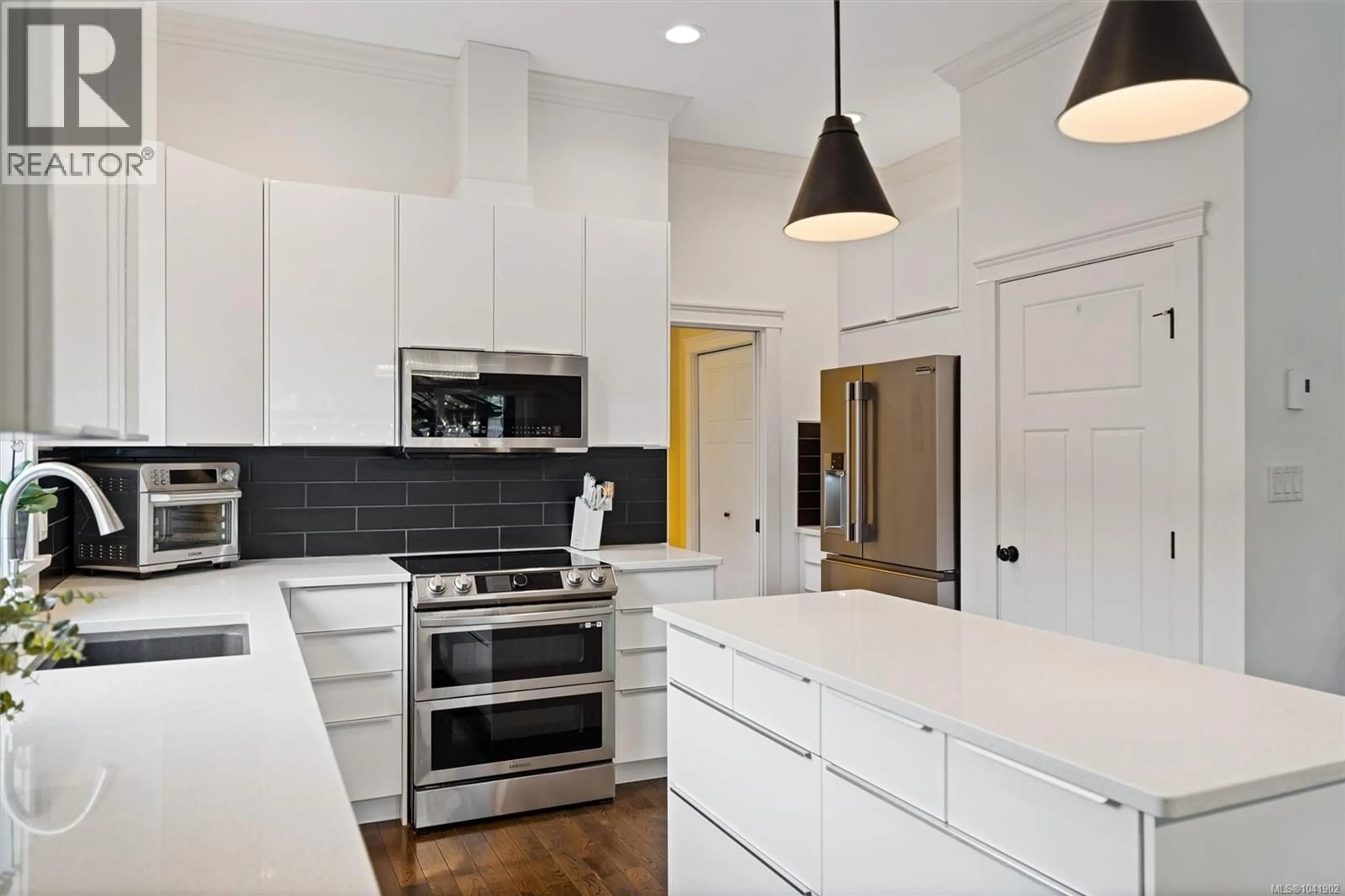 Contemporary kitchen, unknown for 943 DELOUME ROAD, Mill Bay British Columbia V9L2P1