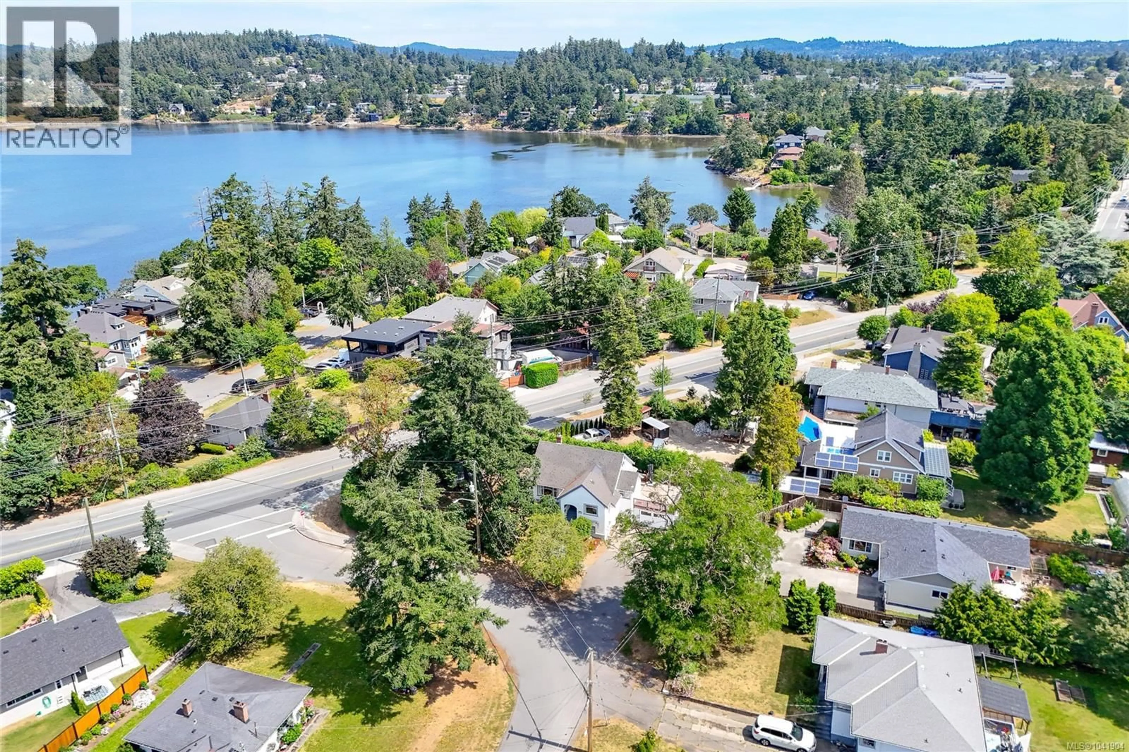 A pic from outside/outdoor area/front of a property/back of a property/a pic from drone, water/lake/river/ocean view for 2875 ROCKWELL AVENUE, Saanich British Columbia V9A2M8