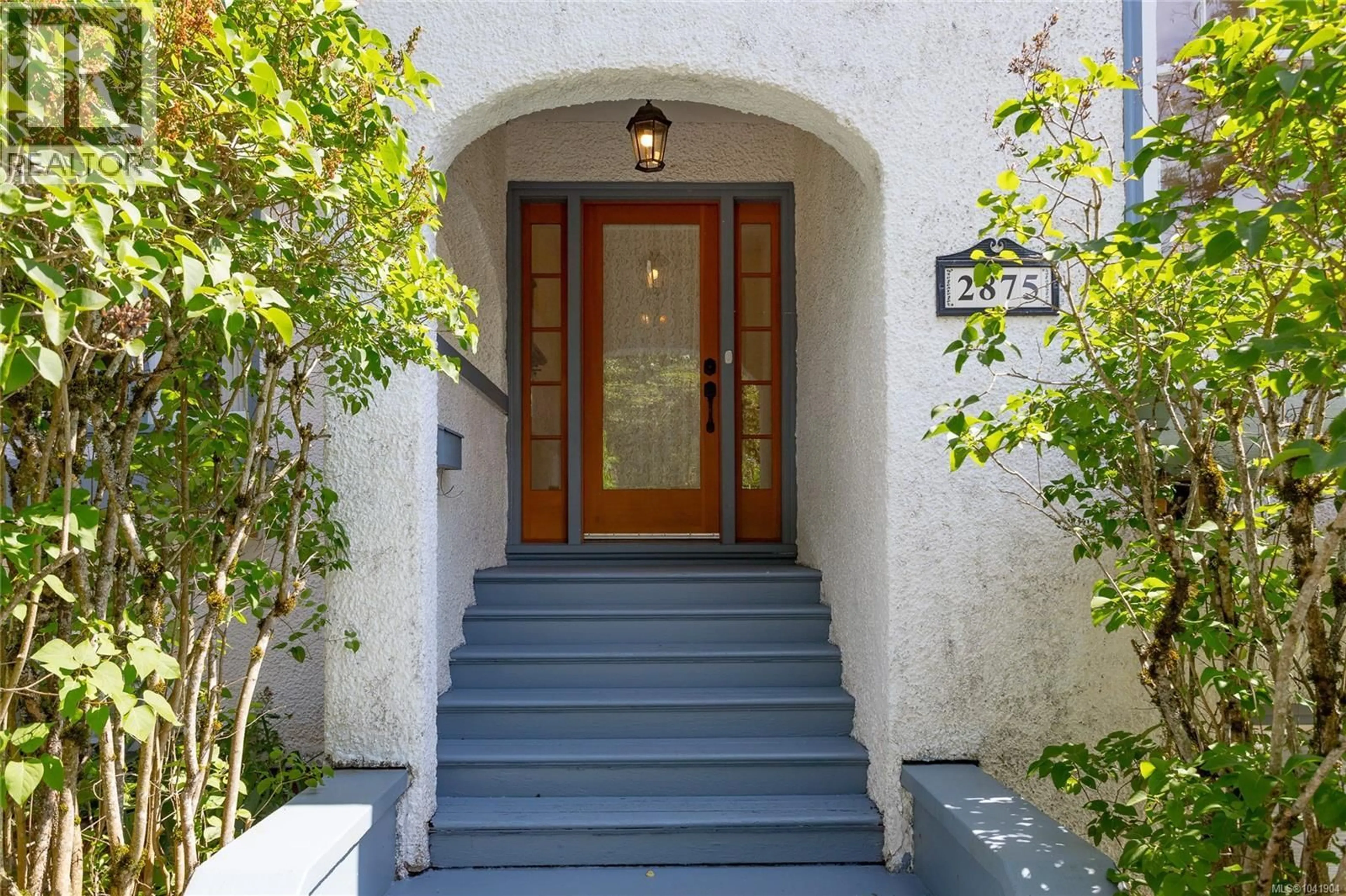 Indoor entryway for 2875 ROCKWELL AVENUE, Saanich British Columbia V9A2M8