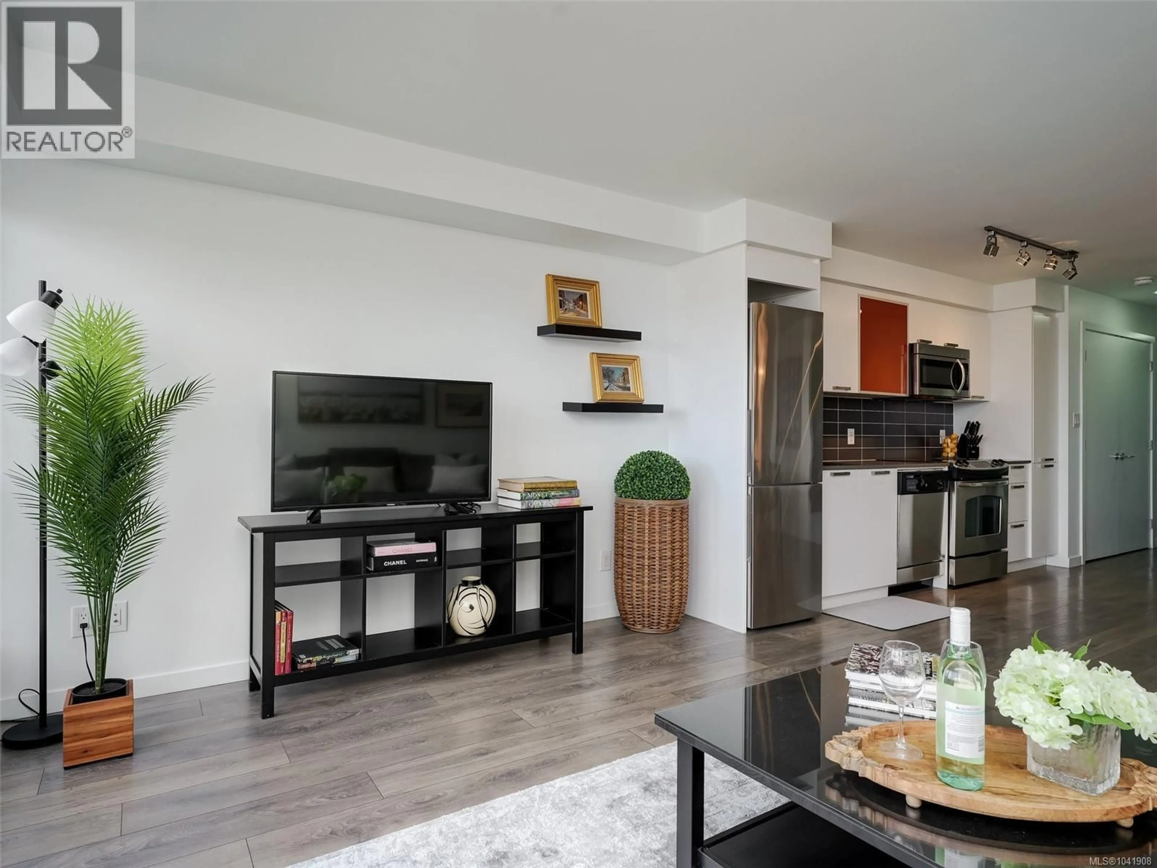 Living room with furniture, wood/laminate floor for 405 - 517 FISGARD STREET, Victoria British Columbia V8W0C5