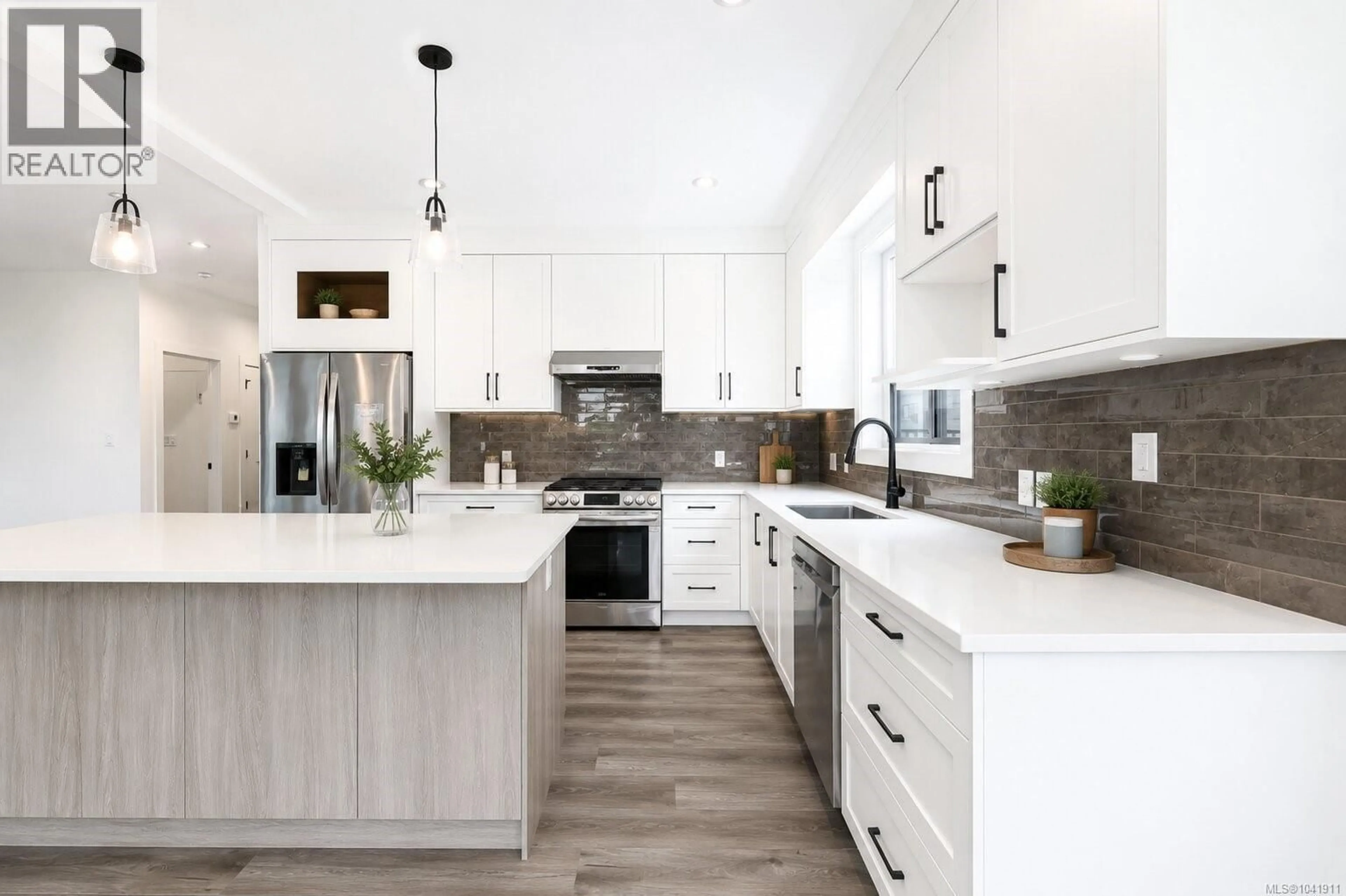 Contemporary kitchen, unknown for 909 HARBOUR VIEW STREET, Nanaimo British Columbia V9R4V4
