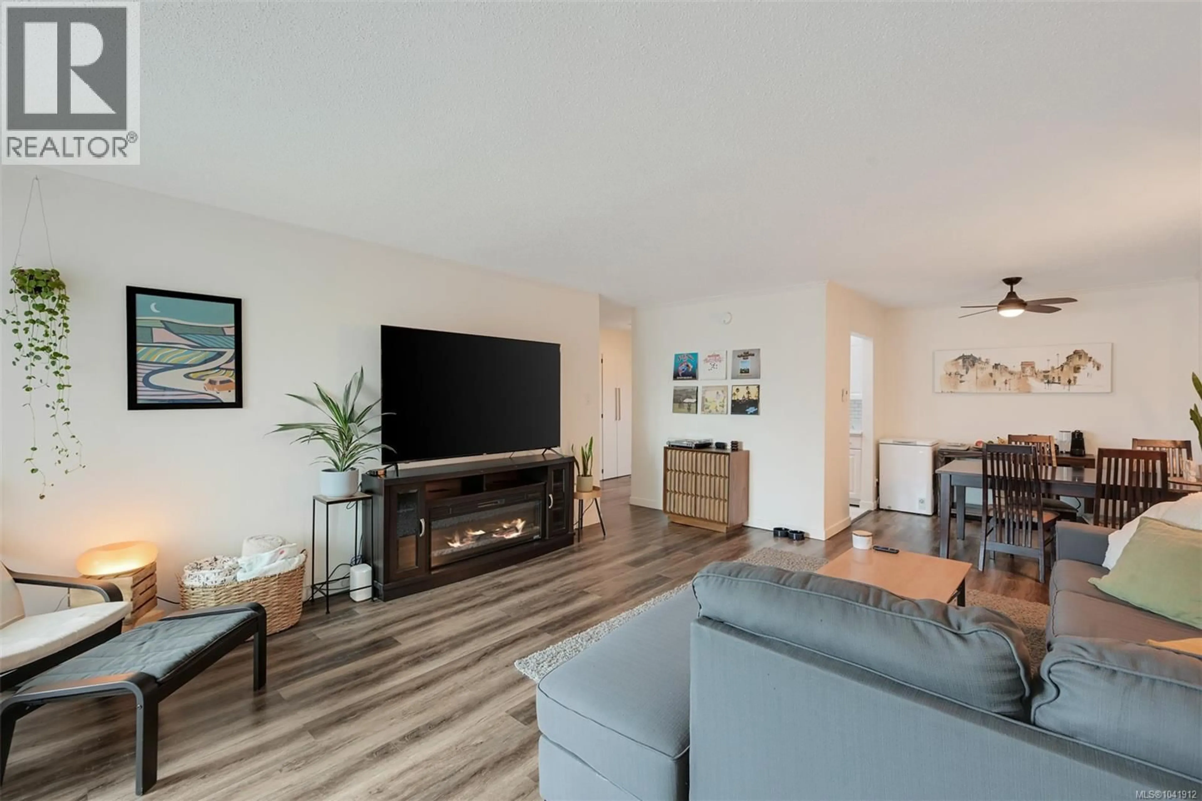 Living room with furniture, wood/laminate floor for 320 - 1870 MCKENZIE AVENUE, Saanich British Columbia V8N4X3