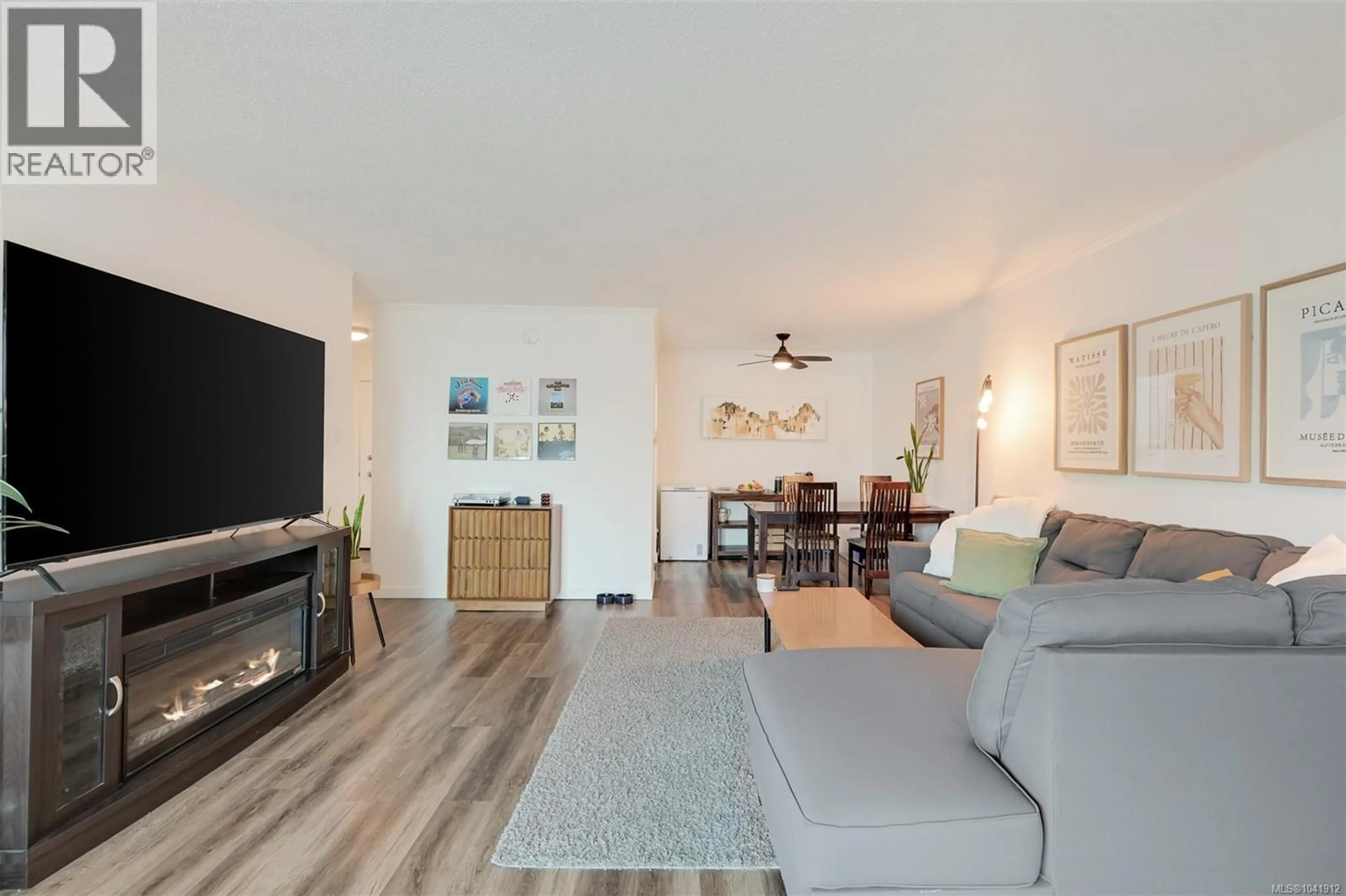 Living room with furniture, wood/laminate floor for 320 - 1870 MCKENZIE AVENUE, Saanich British Columbia V8N4X3