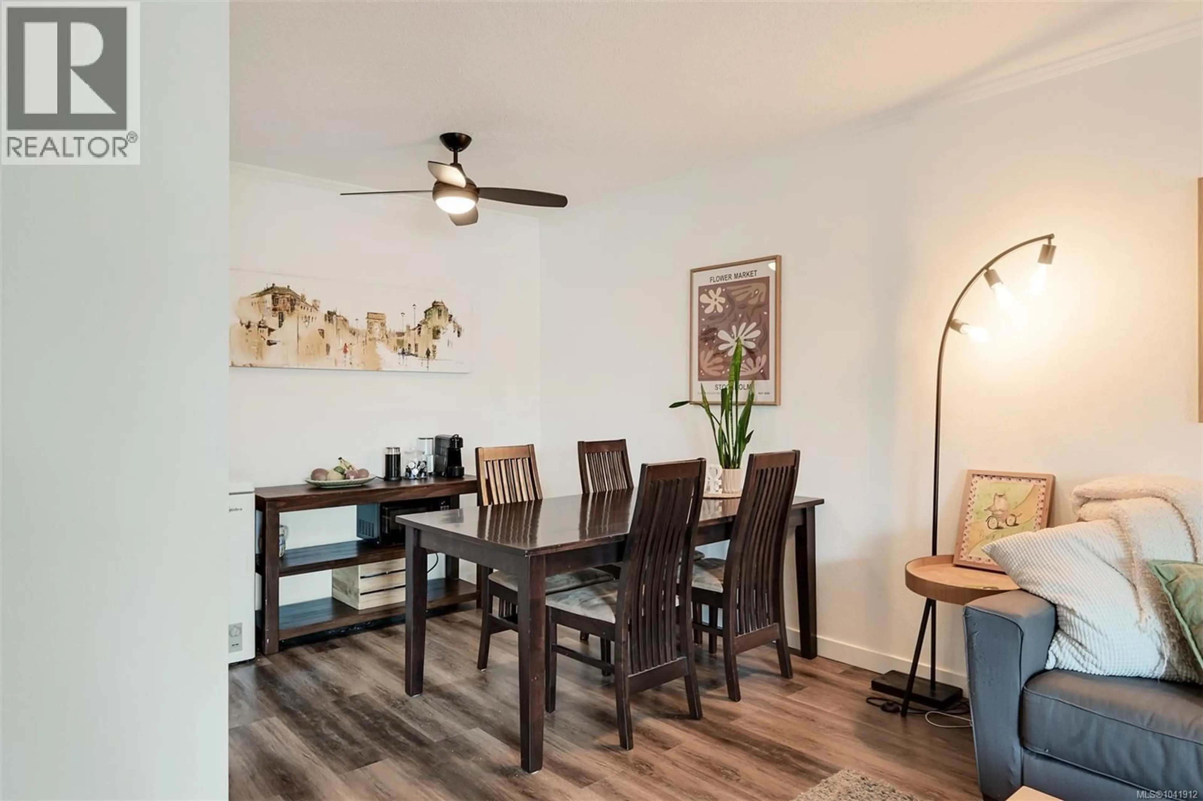 Dining room, wood/laminate floor for 320 - 1870 MCKENZIE AVENUE, Saanich British Columbia V8N4X3