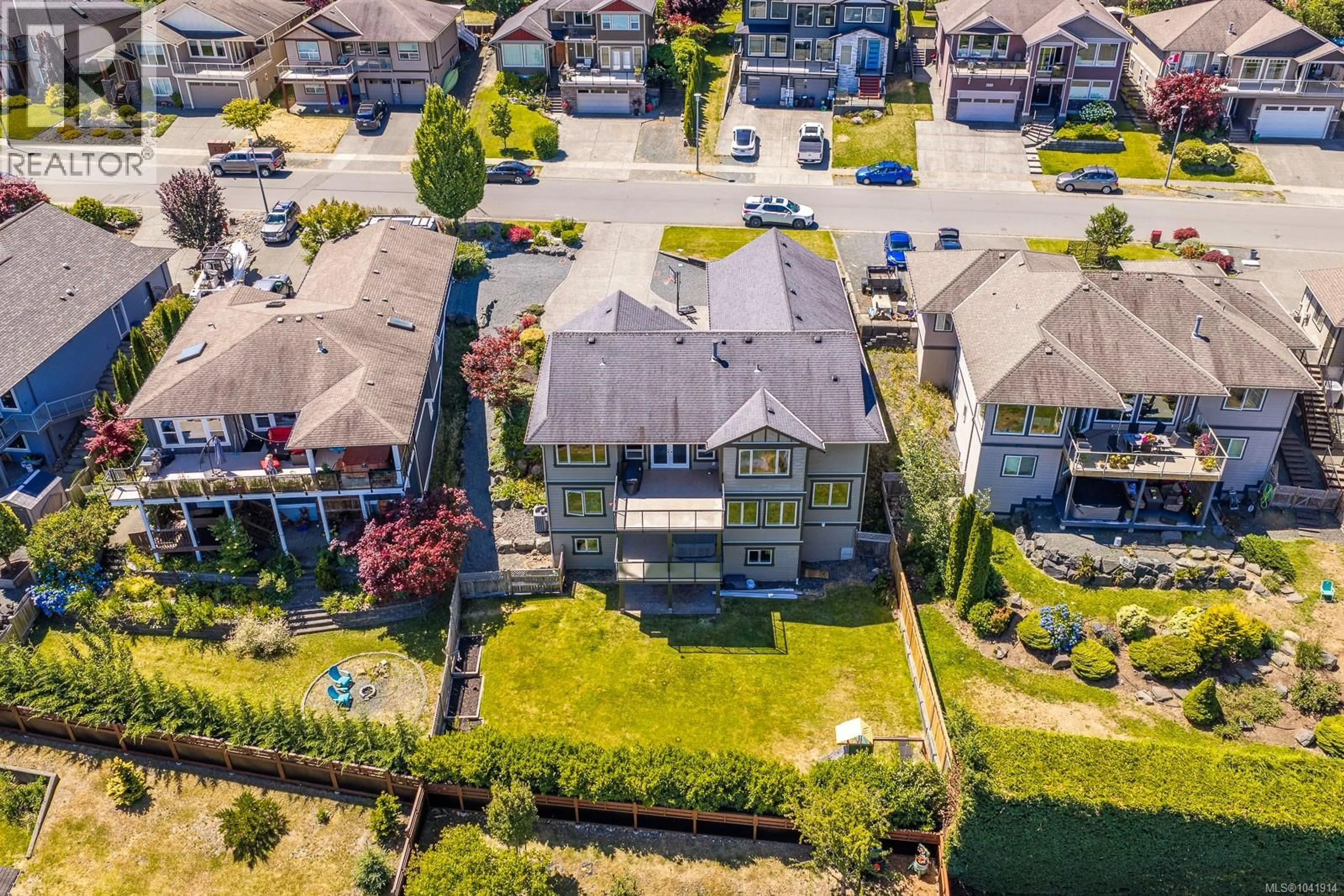 A pic from outside/outdoor area/front of a property/back of a property/a pic from drone, street for 648 MARINER DRIVE, Campbell River British Columbia V9H1V9