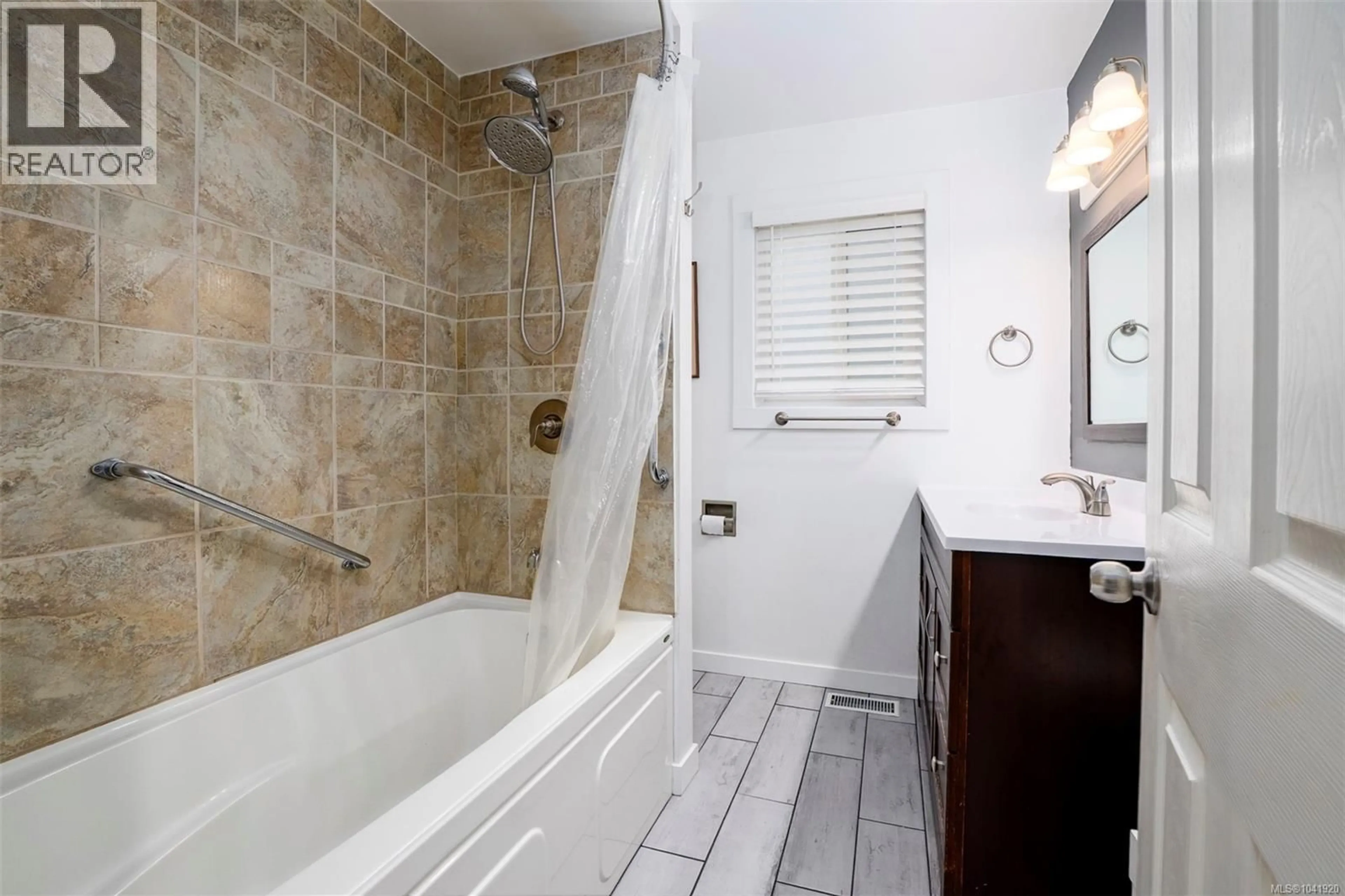 Standard bathroom, ceramic/tile floor for 3094 MCCAULEY DRIVE, Nanaimo British Columbia V9T1V8