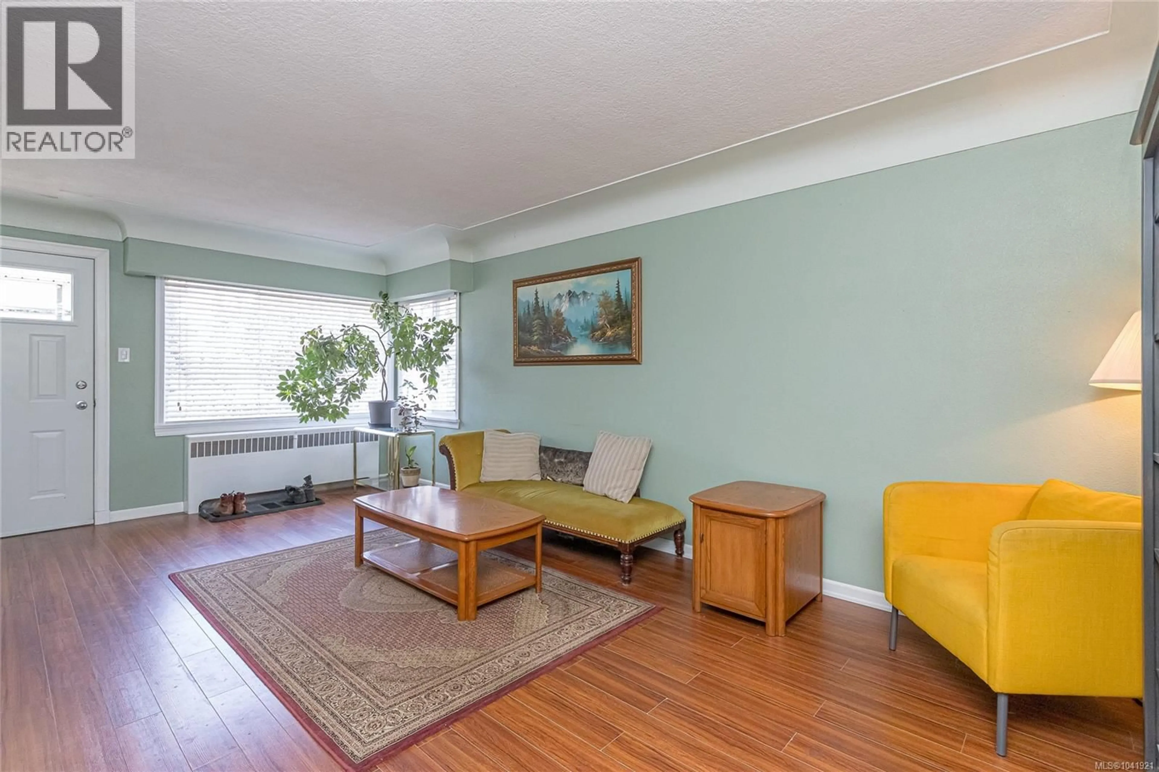 Living room with furniture, wood/laminate floor for 627 KENNEDY STREET, Nanaimo British Columbia V9R2J9