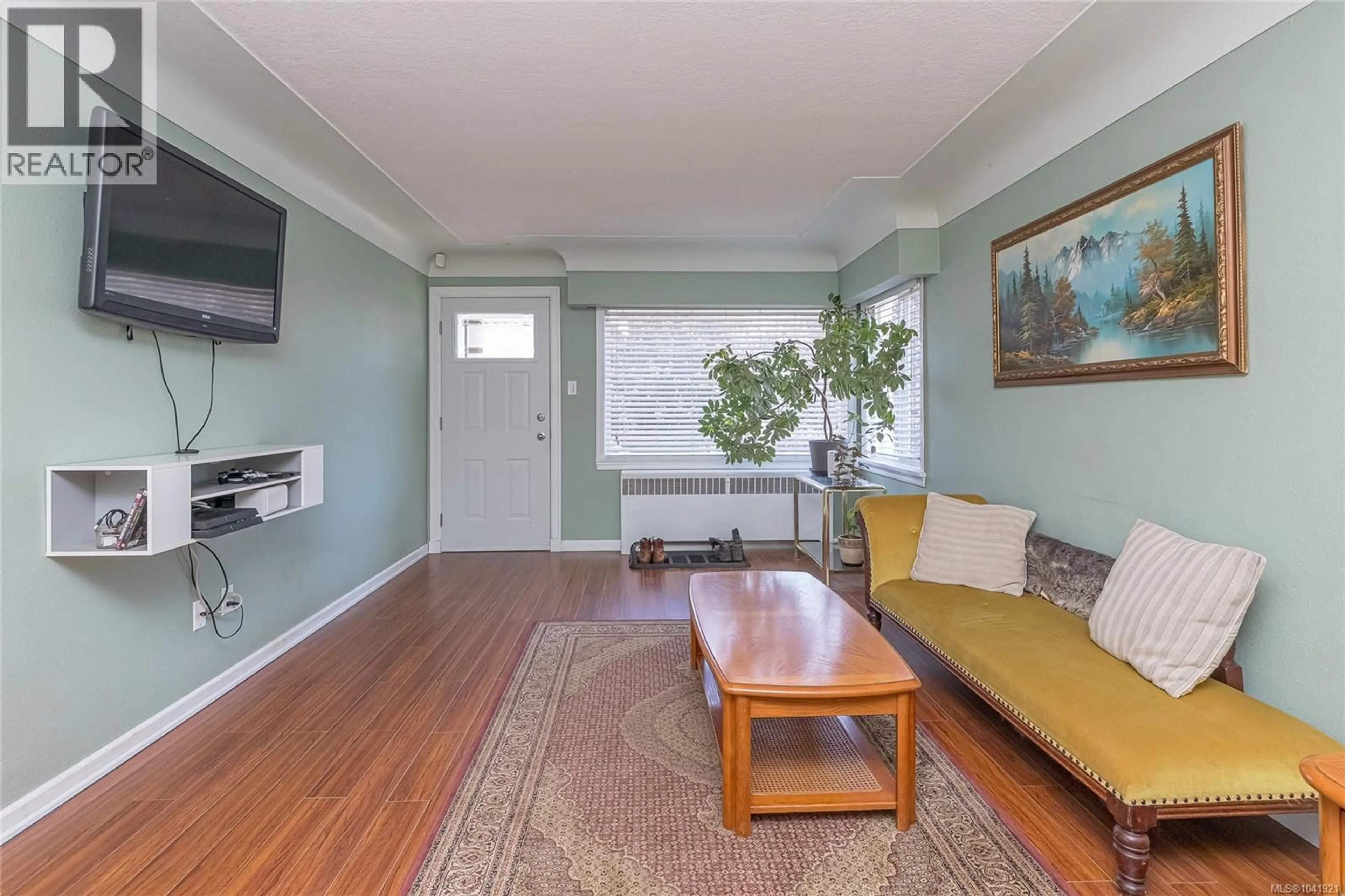Living room with furniture, wood/laminate floor for 627 KENNEDY STREET, Nanaimo British Columbia V9R2J9