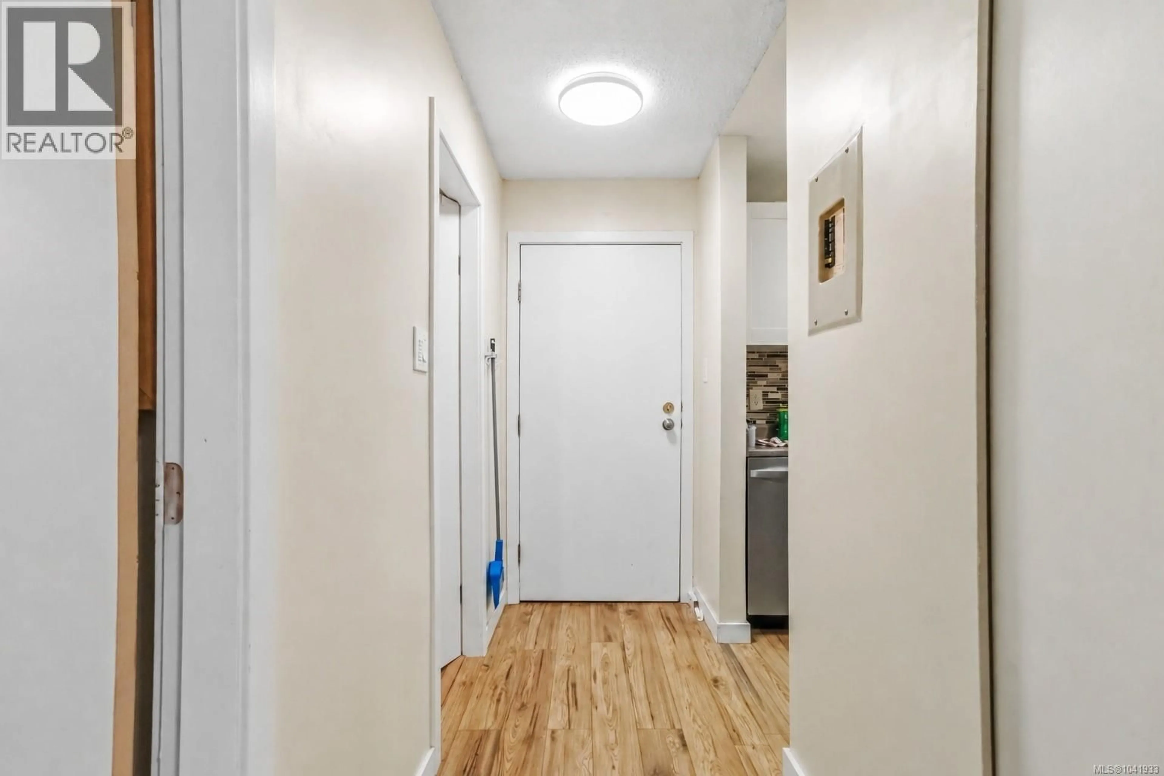 Indoor entryway for 103 - 3235 QUADRA STREET, Saanich British Columbia V8X1G4